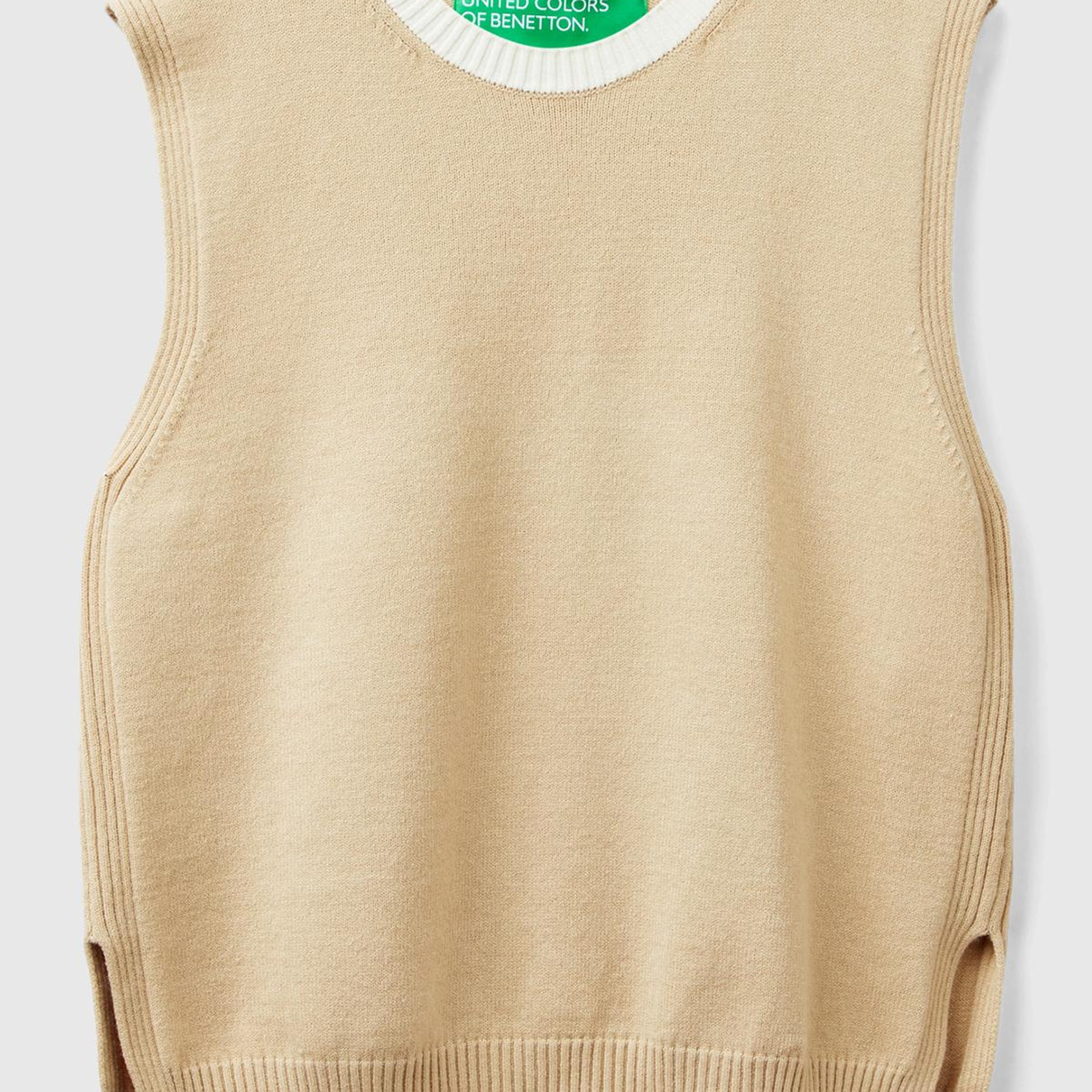 Kadın Bej Viskoz Karışımlı Yanları Yırtmaçlı Kolsuz Kazak