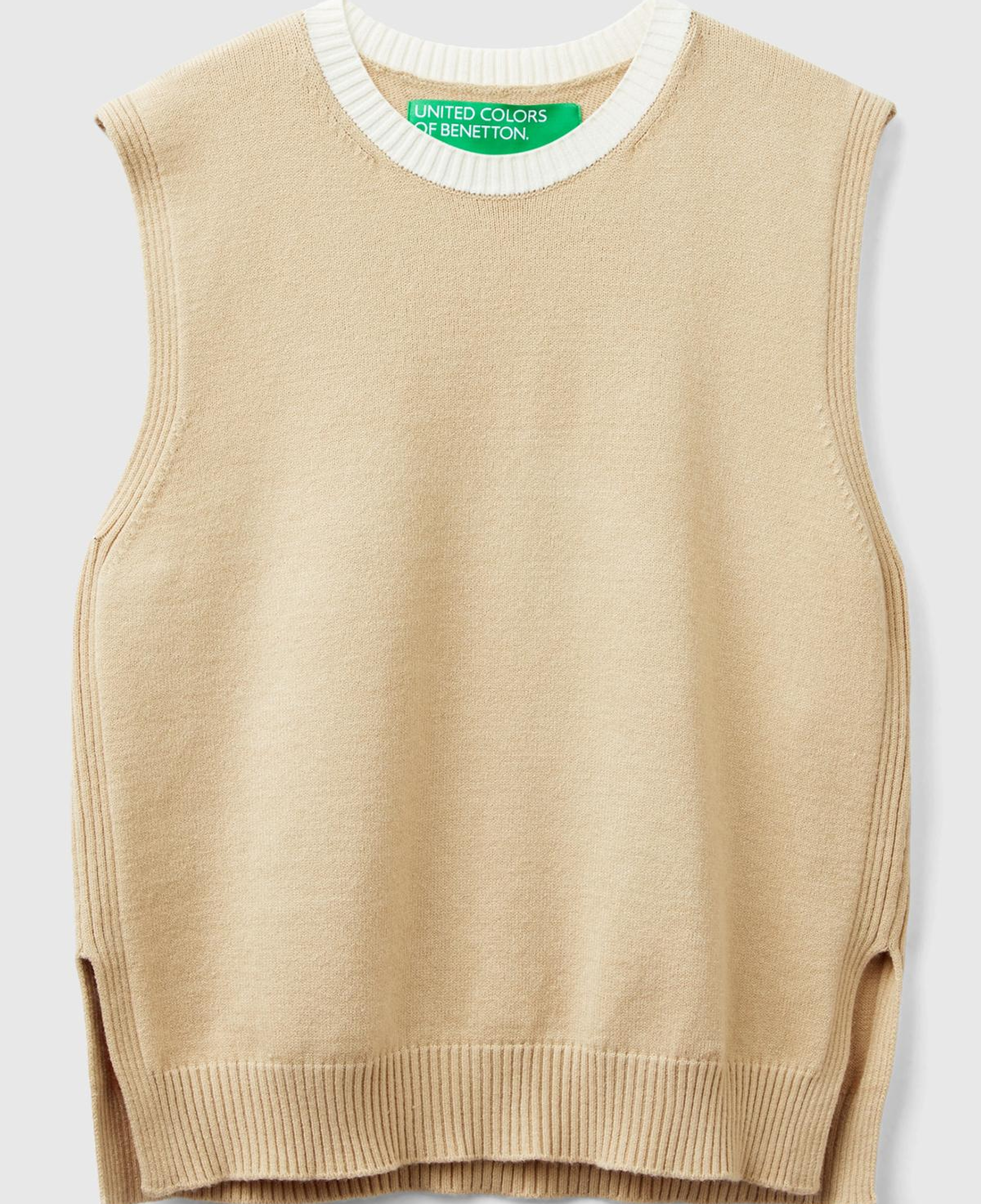 Kadın Bej Viskoz Karışımlı Yanları Yırtmaçlı Kolsuz Kazak