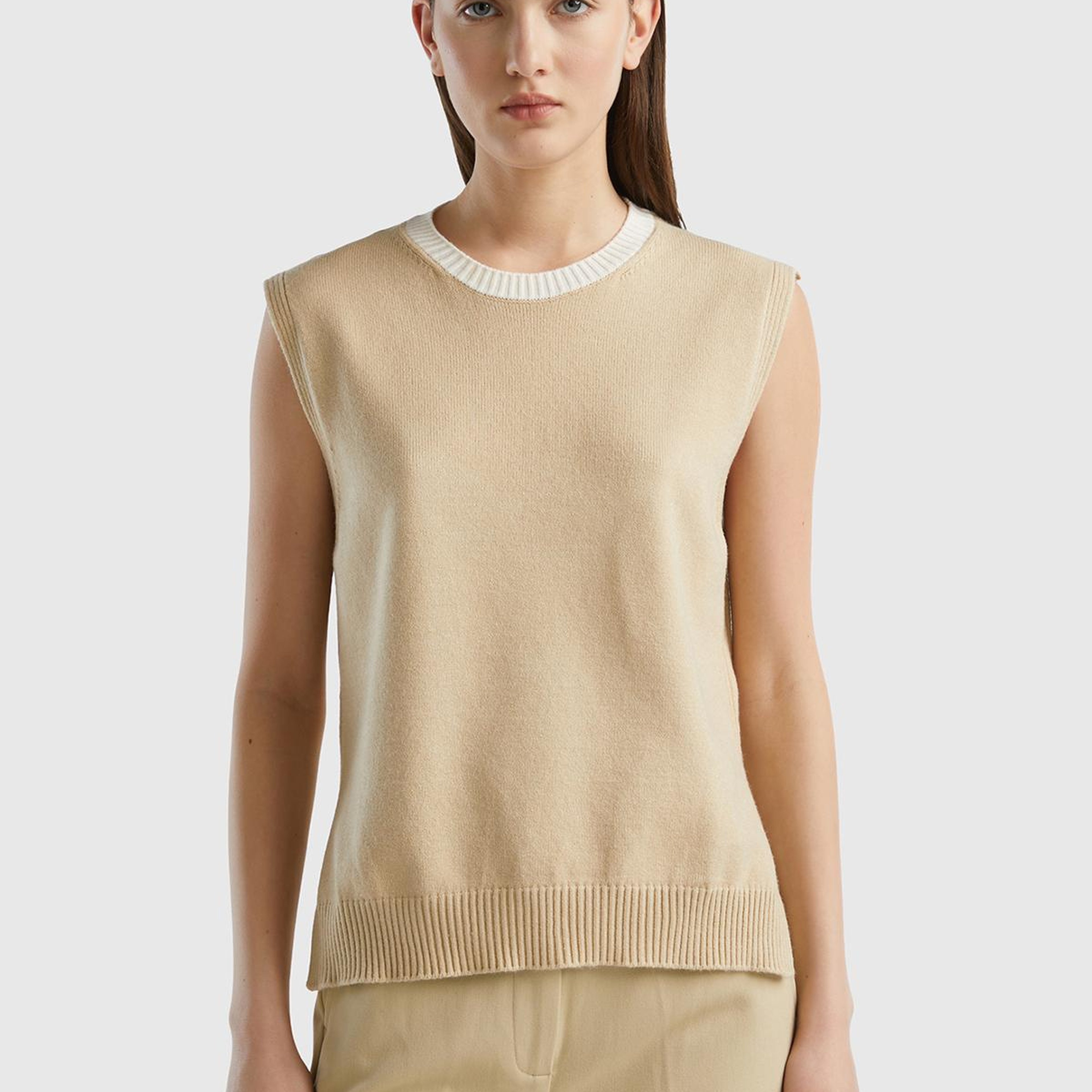 Kadın Bej Viskoz Karışımlı Yanları Yırtmaçlı Kolsuz Kazak