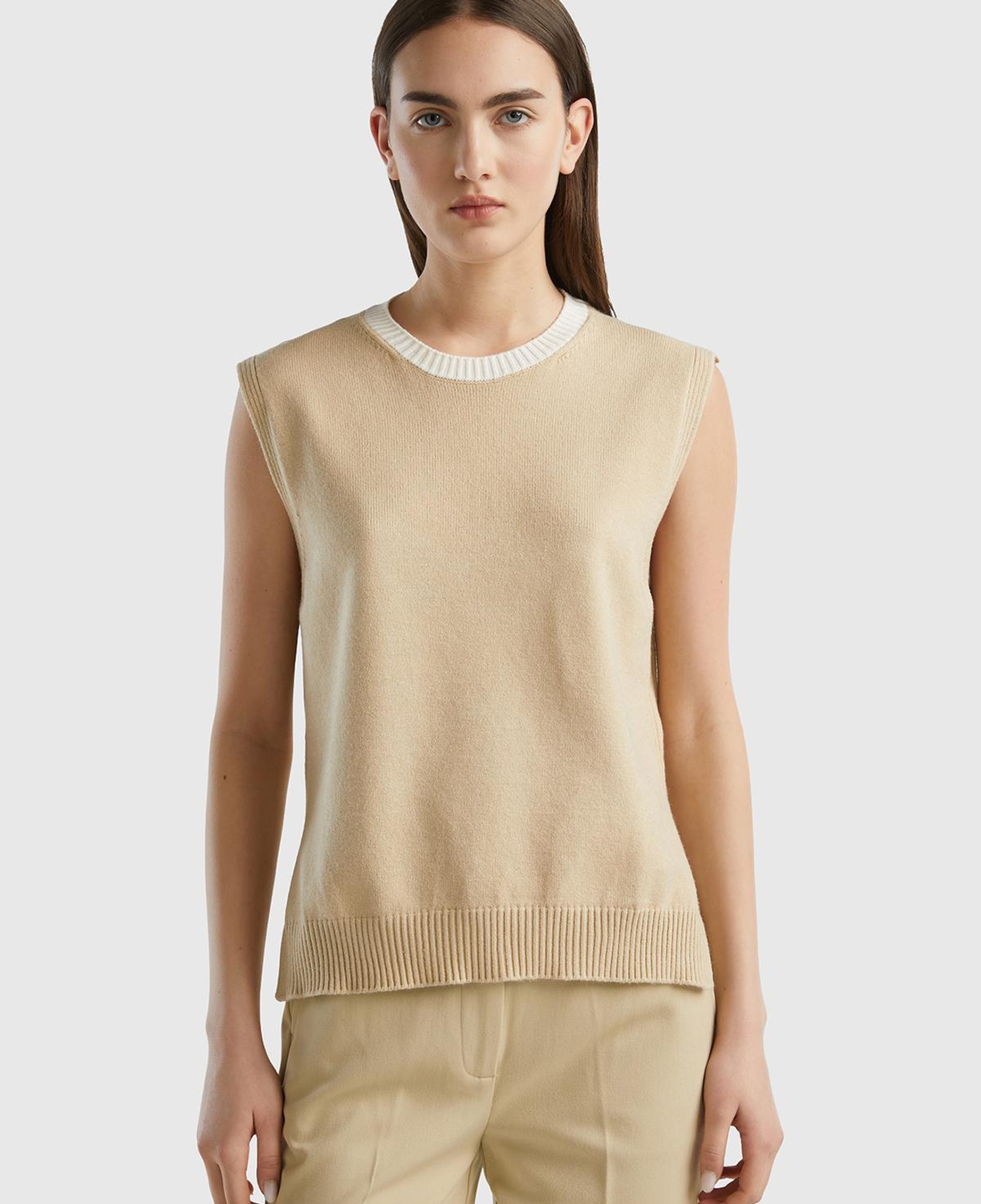 Kadın Bej Viskoz Karışımlı Yanları Yırtmaçlı Kolsuz Kazak