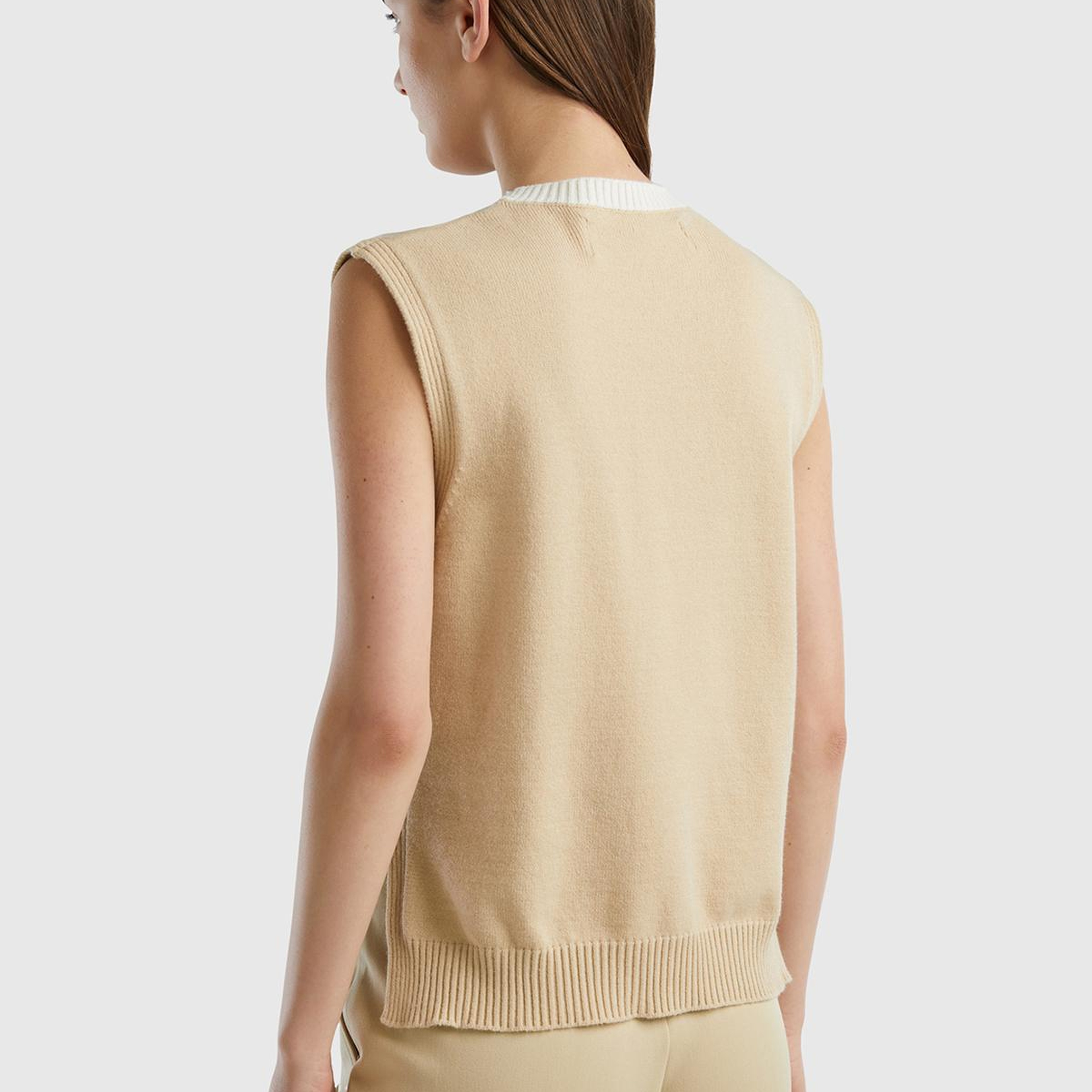 Kadın Bej Viskoz Karışımlı Yanları Yırtmaçlı Kolsuz Kazak