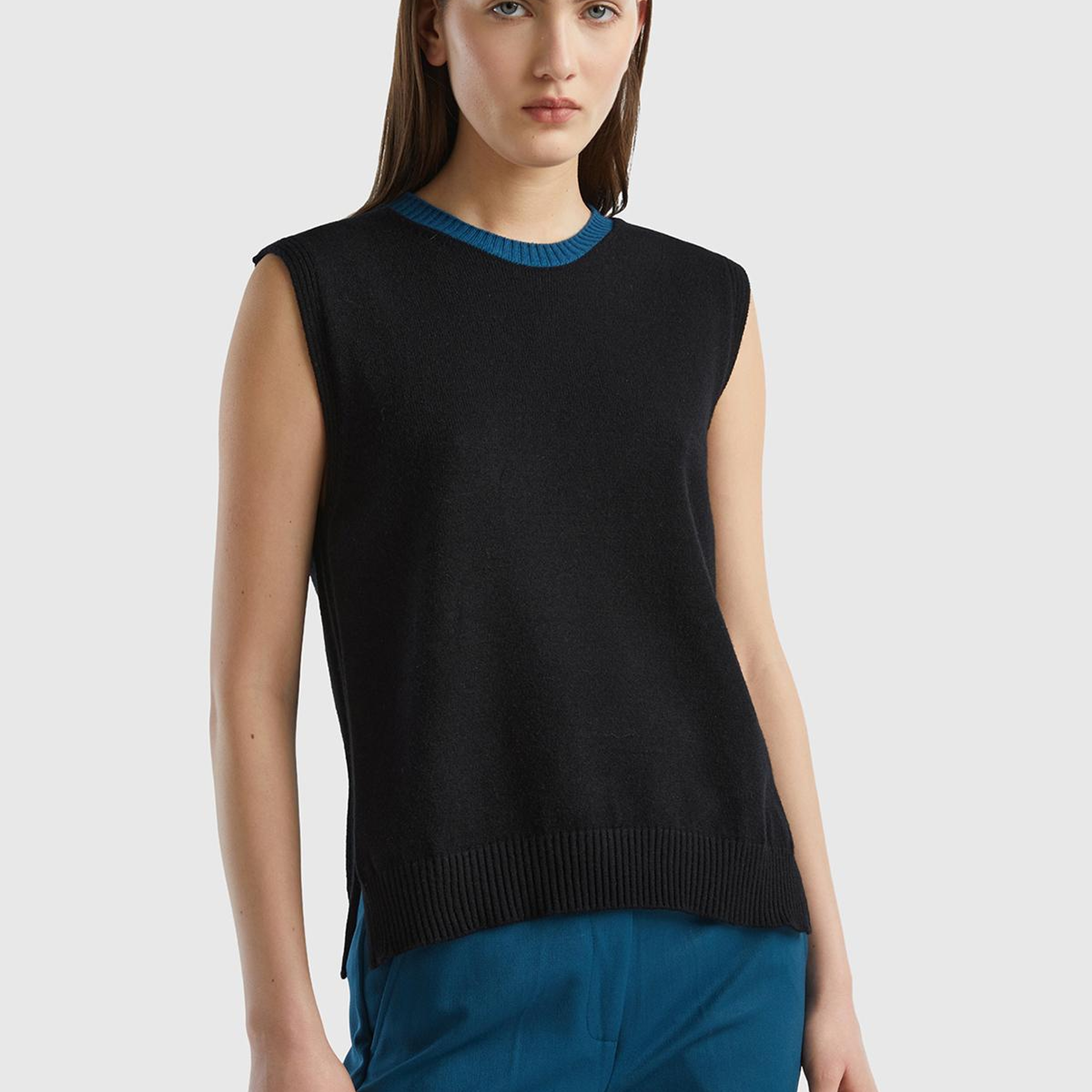 Kadın Siyah Viskoz Karışımlı Yanları Yırtmaçlı Kolsuz Kazak