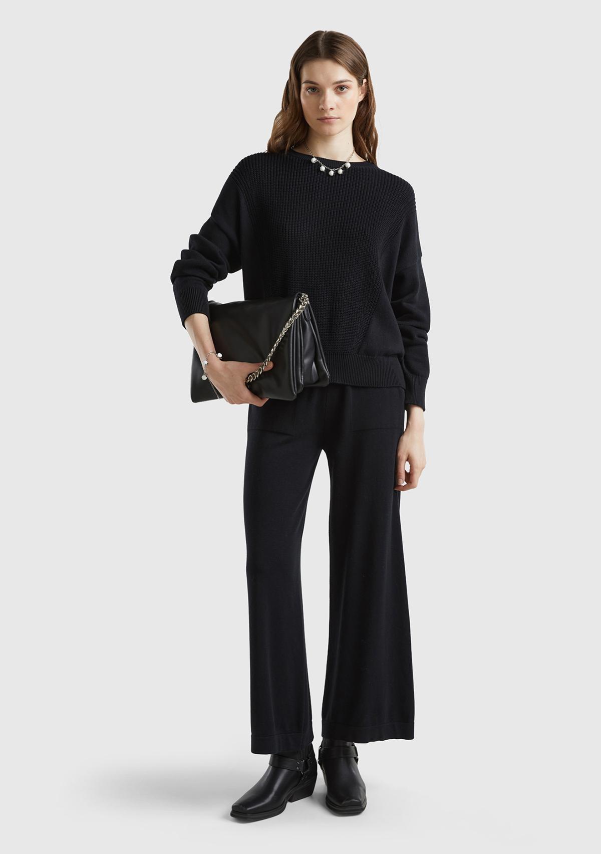 Kadın Siyah %100 Pamuk Önü Detaylı Kayık Yaka Kazak