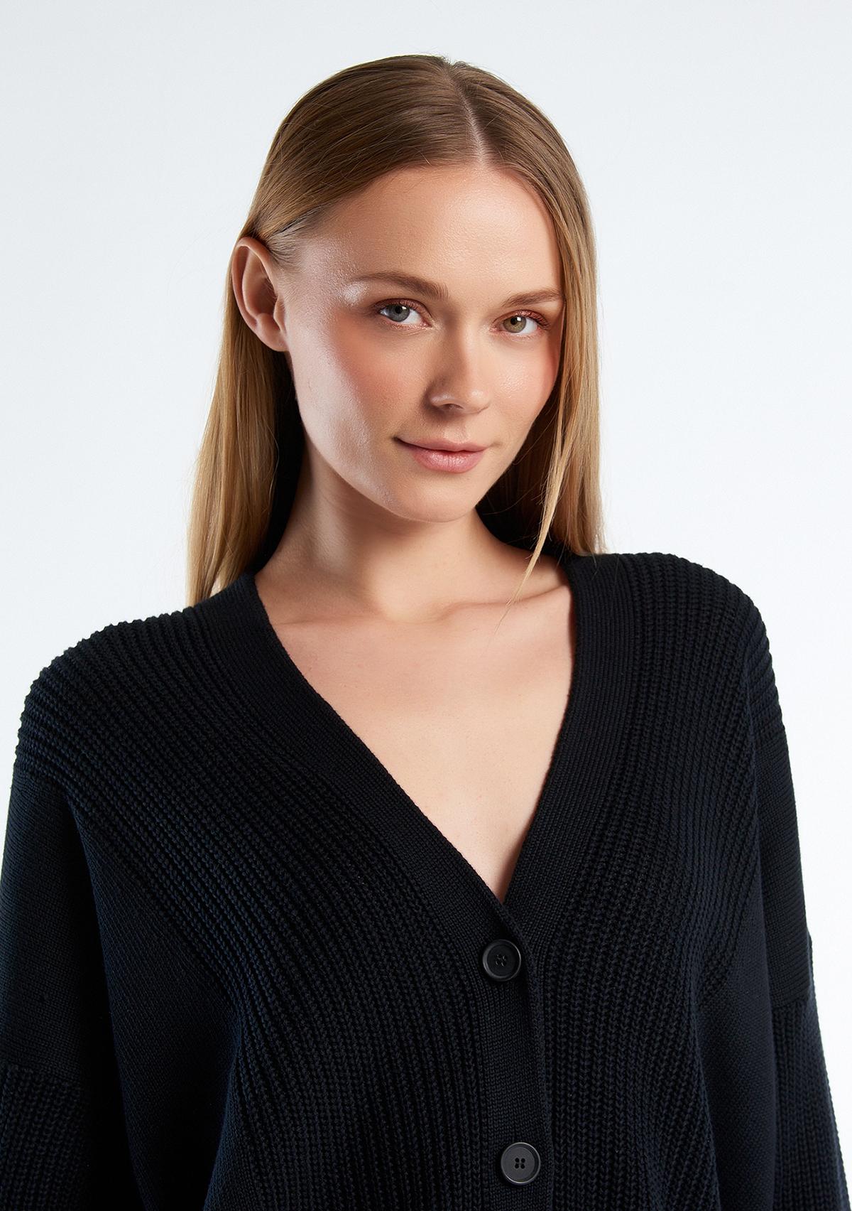 Kadın Siyah %100 Pamuk Düğmeli Geniş Kalıp V Yaka Kazak