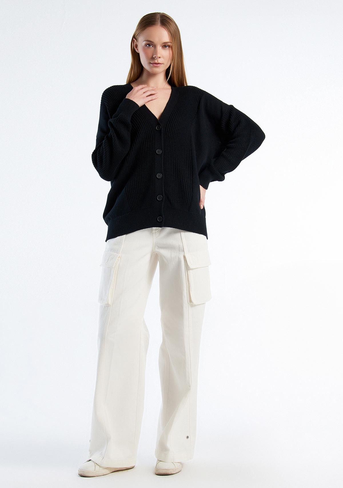 Kadın Siyah %100 Pamuk Düğmeli Geniş Kalıp V Yaka Kazak