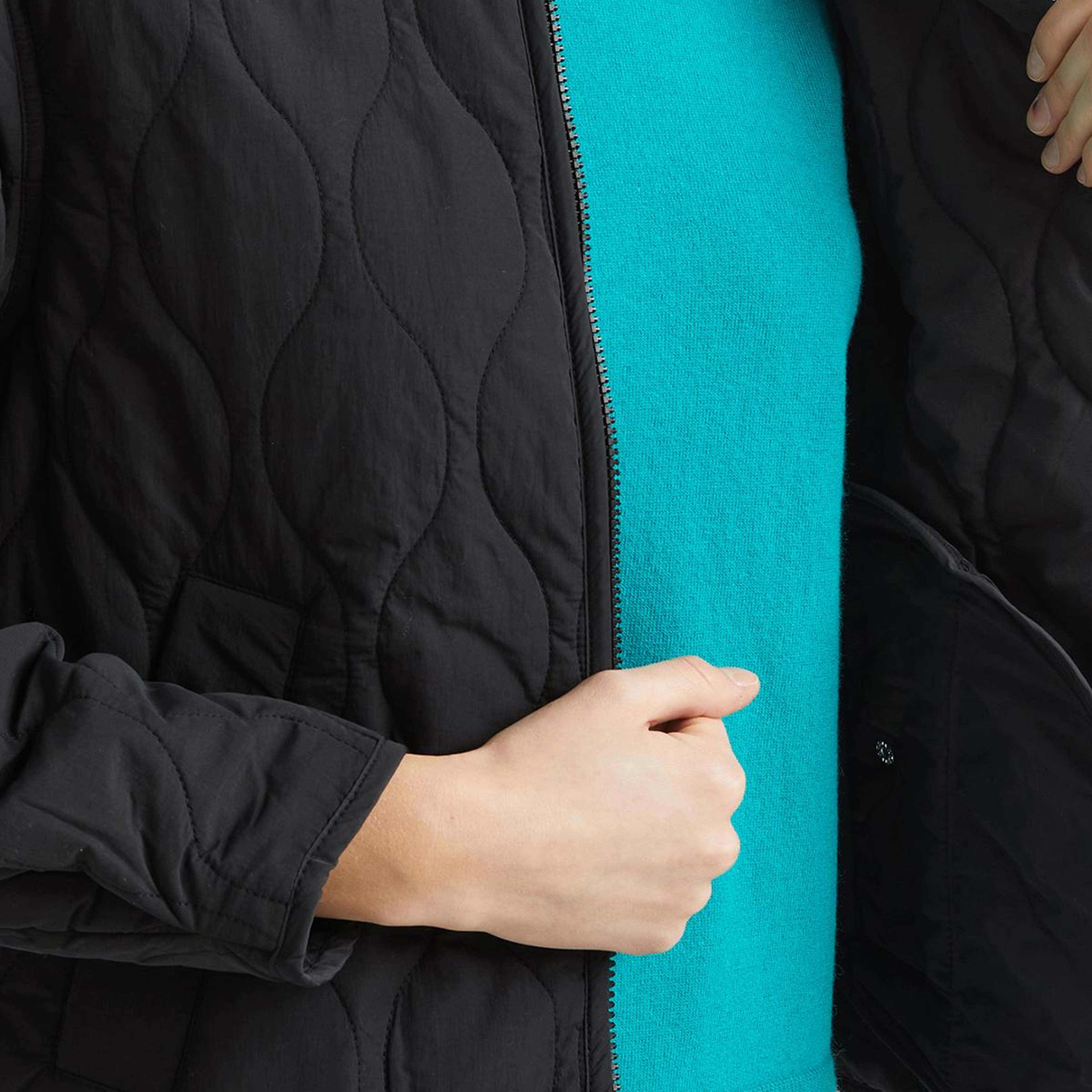 Kadın Siyah Fermuarlı Önü Düğmeli Cepli Kapitone Ceket