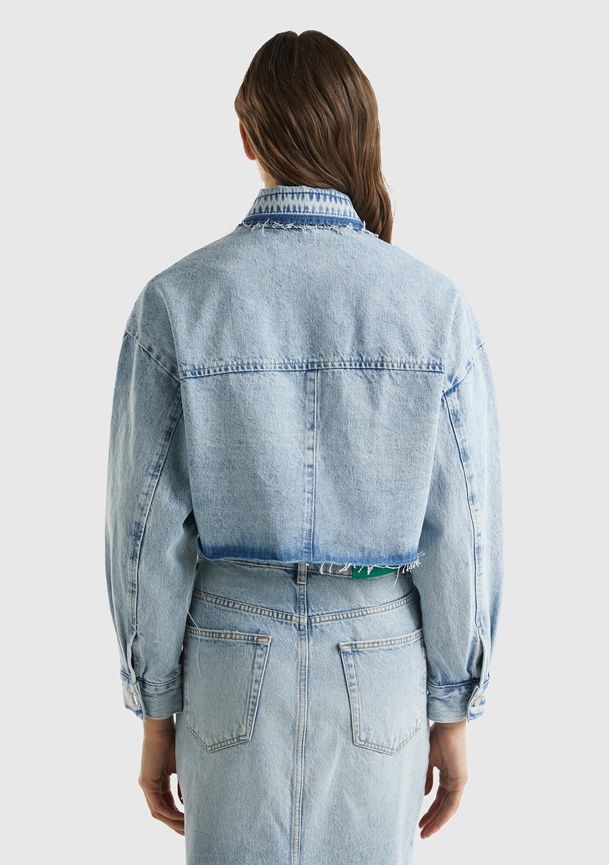 Kadın Mavi %100 Pamuk Yama Cepli Crop Kesim Denim Ceket