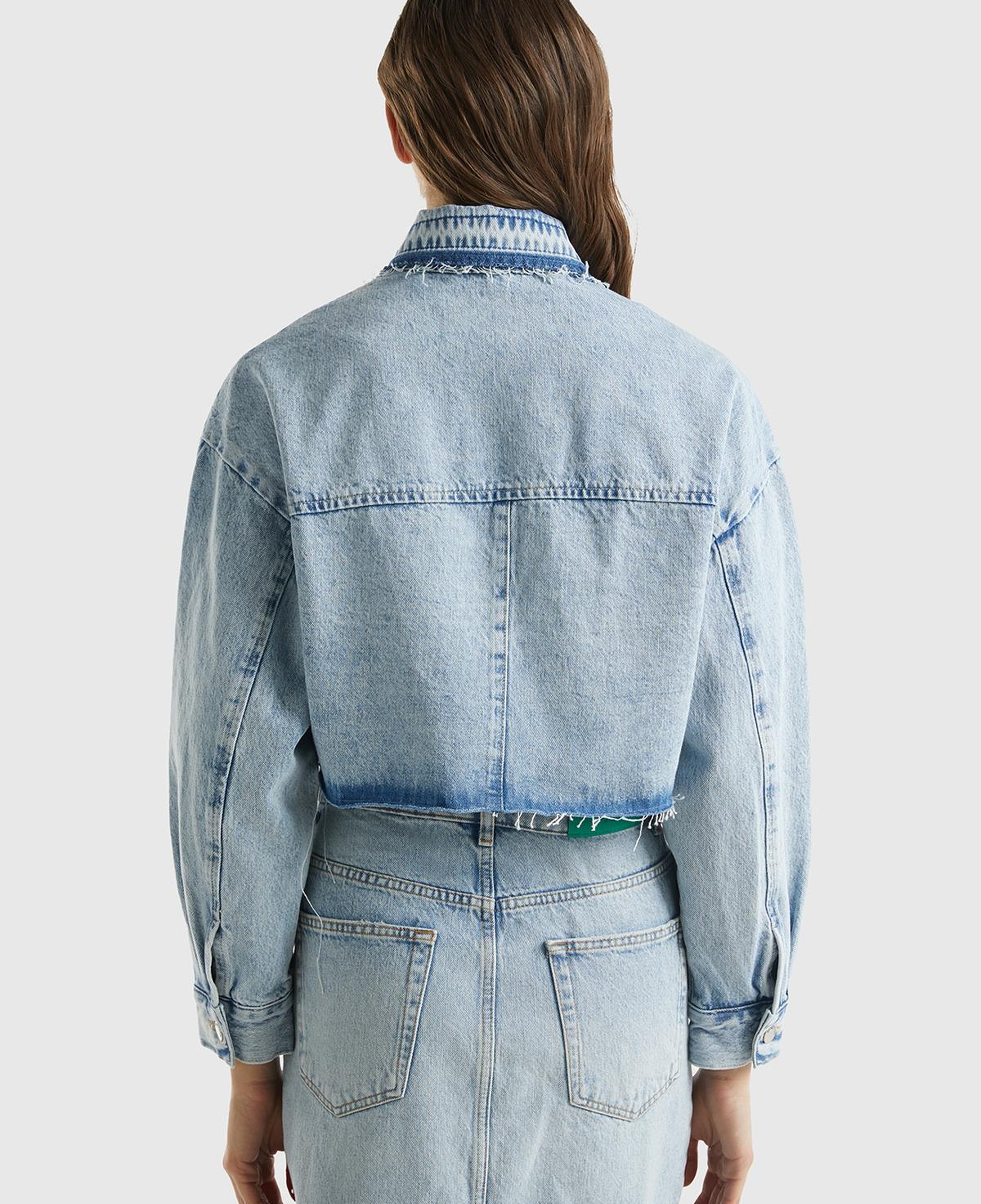 Kadın Mavi %100 Pamuk Yama Cepli Crop Kesim Denim Ceket