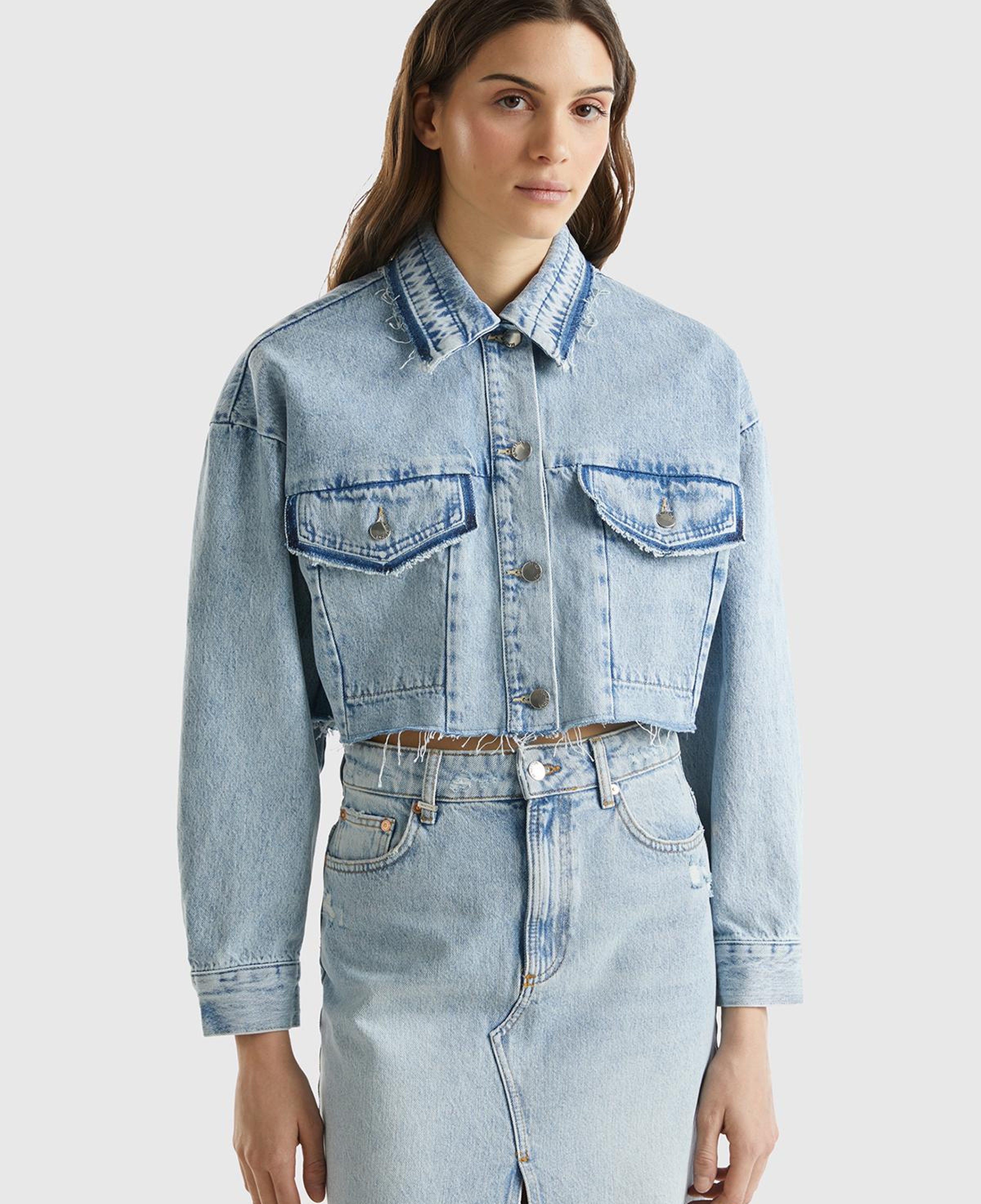 Kadın Mavi %100 Pamuk Yama Cepli Crop Kesim Denim Ceket