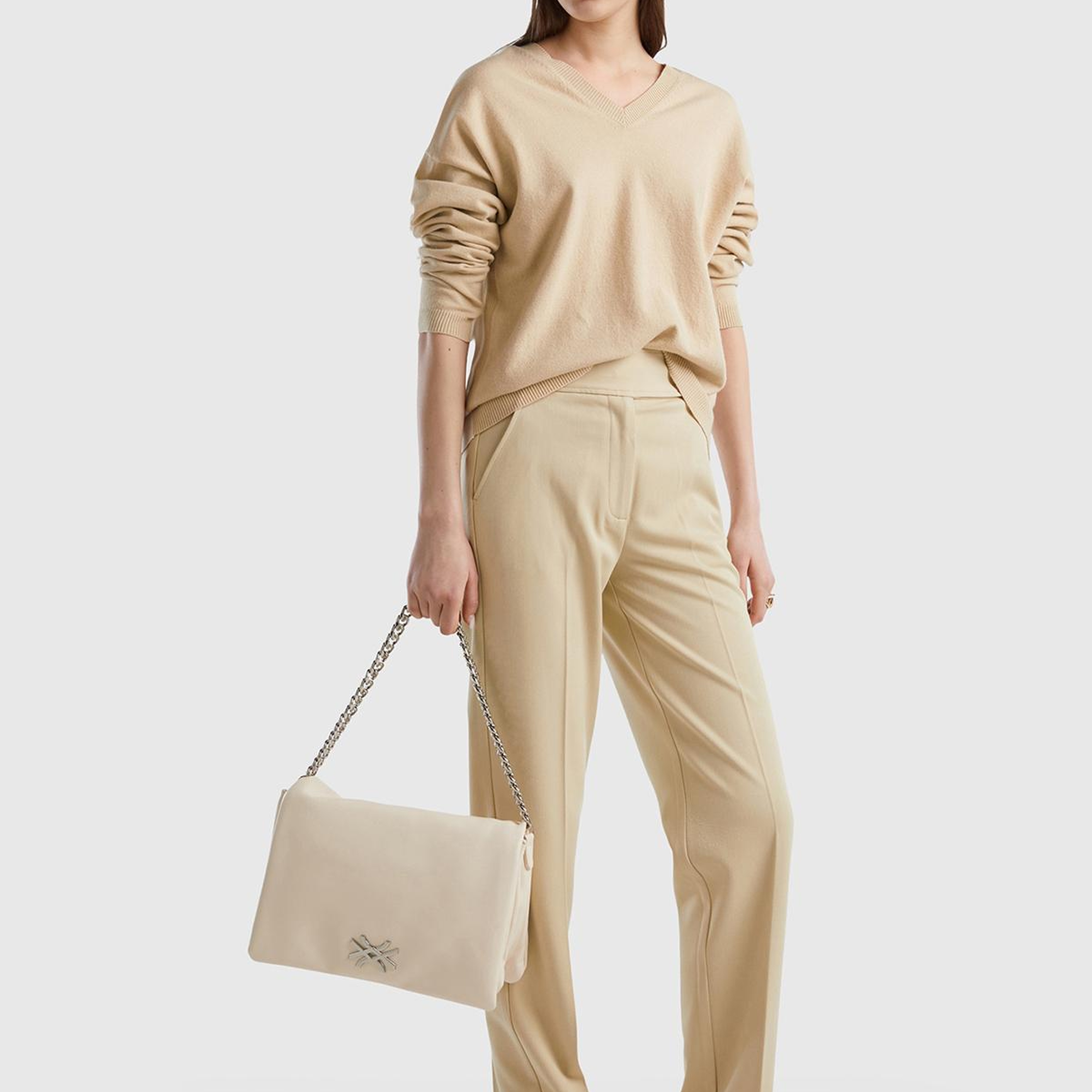 Kadın Krem Viskoz Karışımlı Yakası ve Bilekleri Detaylı V Yaka Kazak