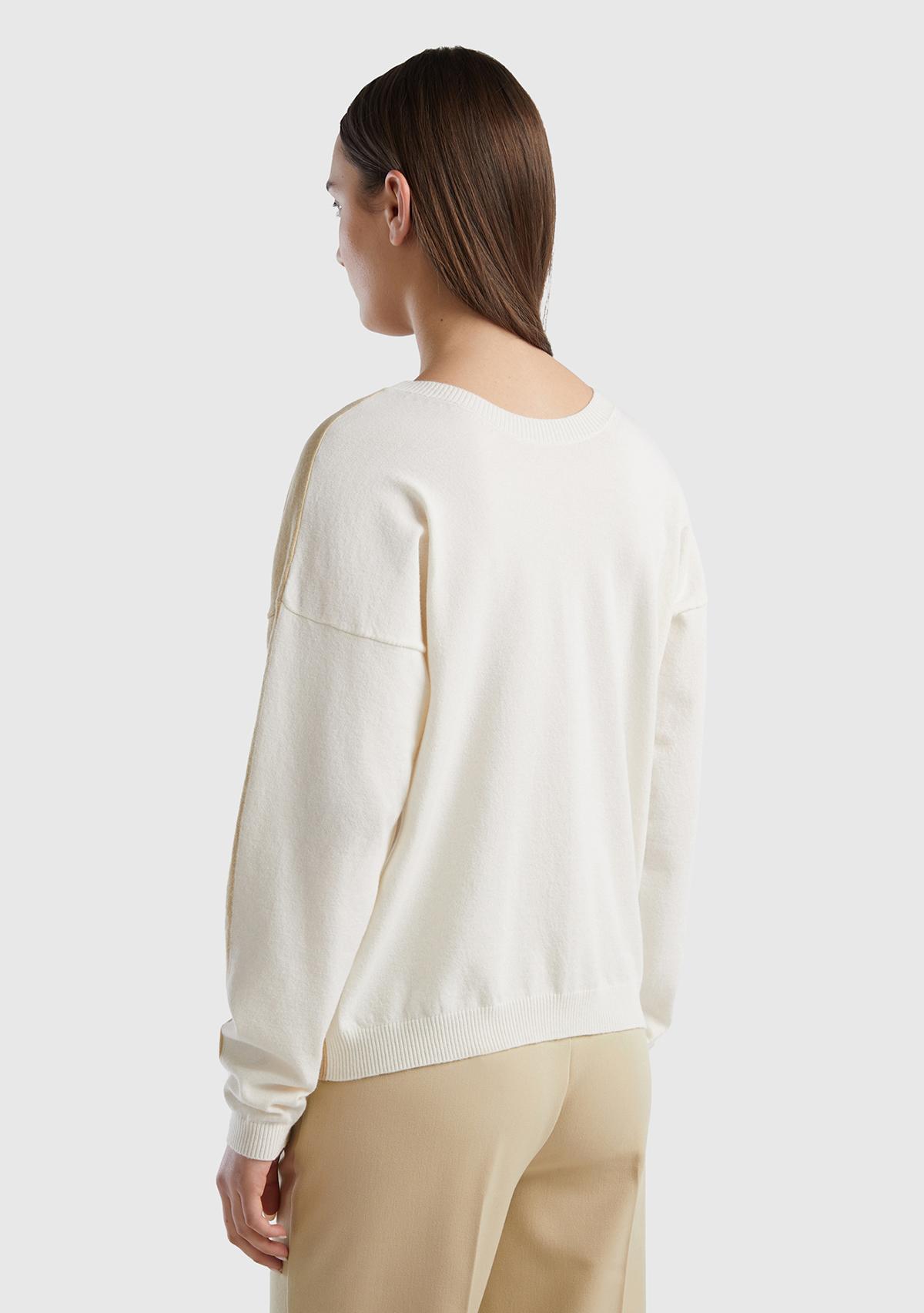 Kadın Krem Viskoz Karışımlı Yakası ve Bilekleri Detaylı V Yaka Kazak