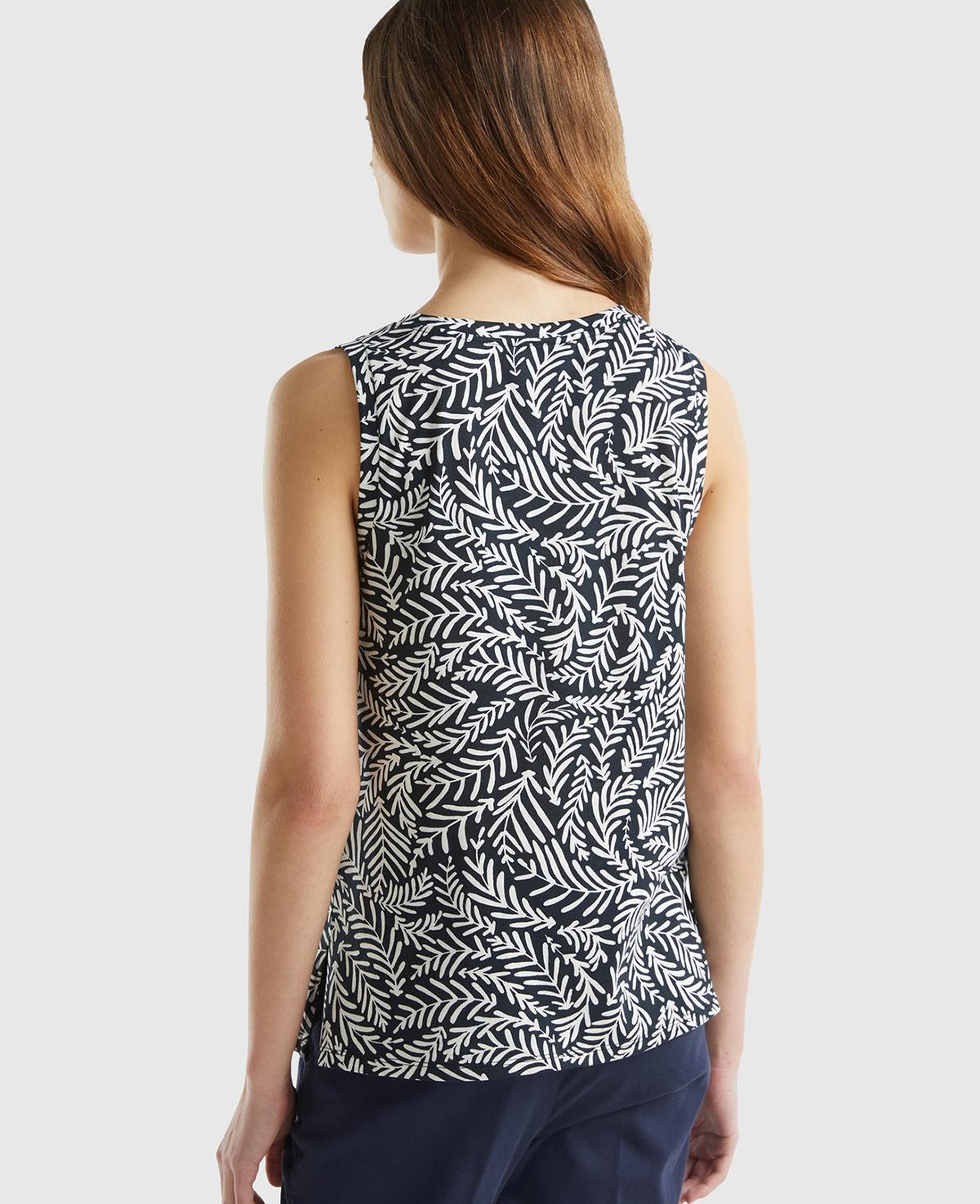 Kadın Siyah-Beyaz %100 Pamuk Tamamı Desenli Yırtmaçlı Geniş V Yaka Atlet