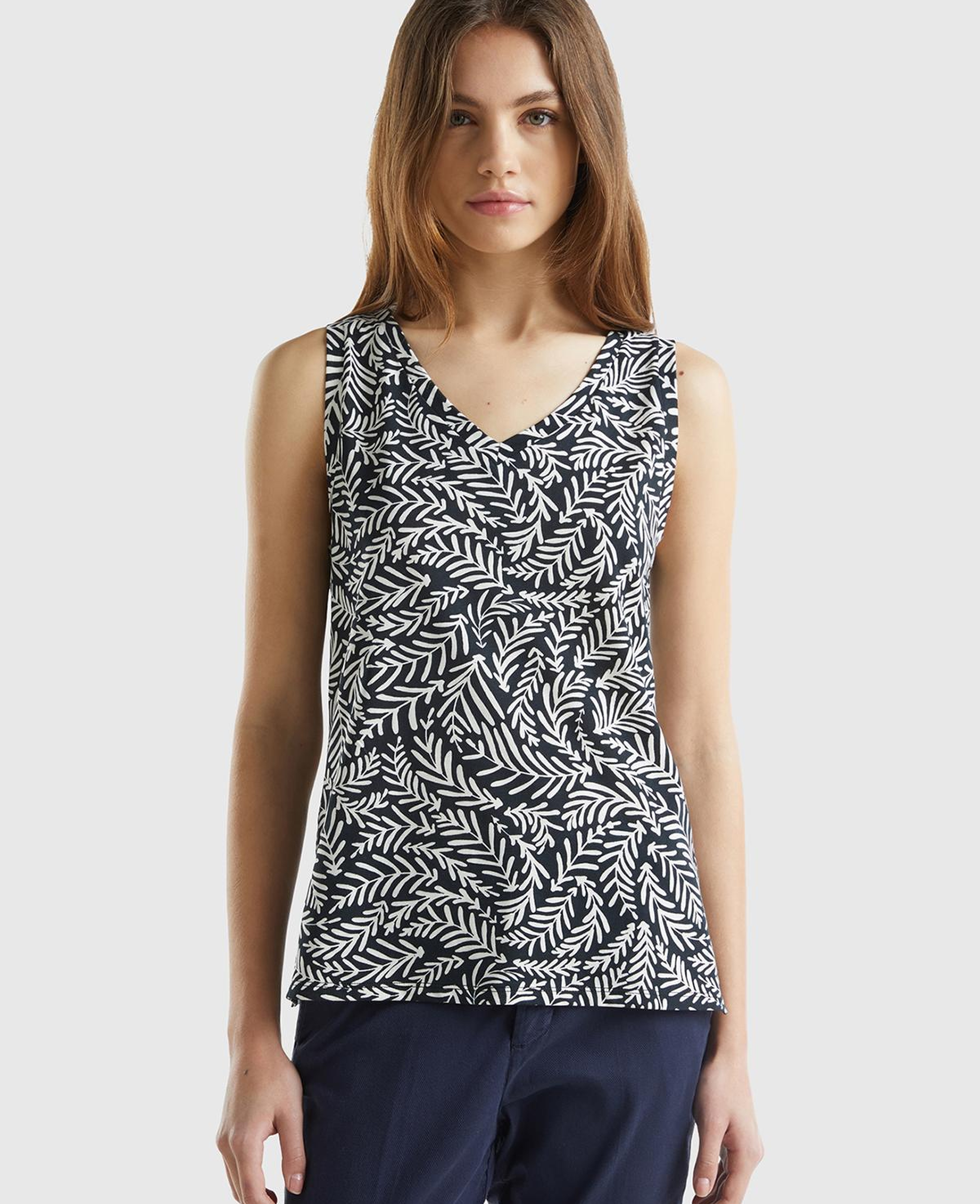 Kadın Siyah-Beyaz %100 Pamuk Tamamı Desenli Yırtmaçlı Geniş V Yaka Atlet