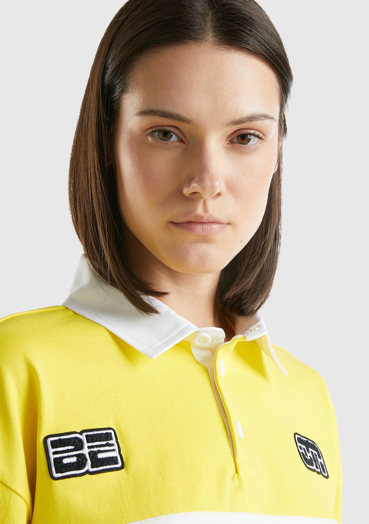 Kadın Sarı %100 Pamuk Logo Baskılı Renk Bloklu Polo Yaka Crop Sweatshirt