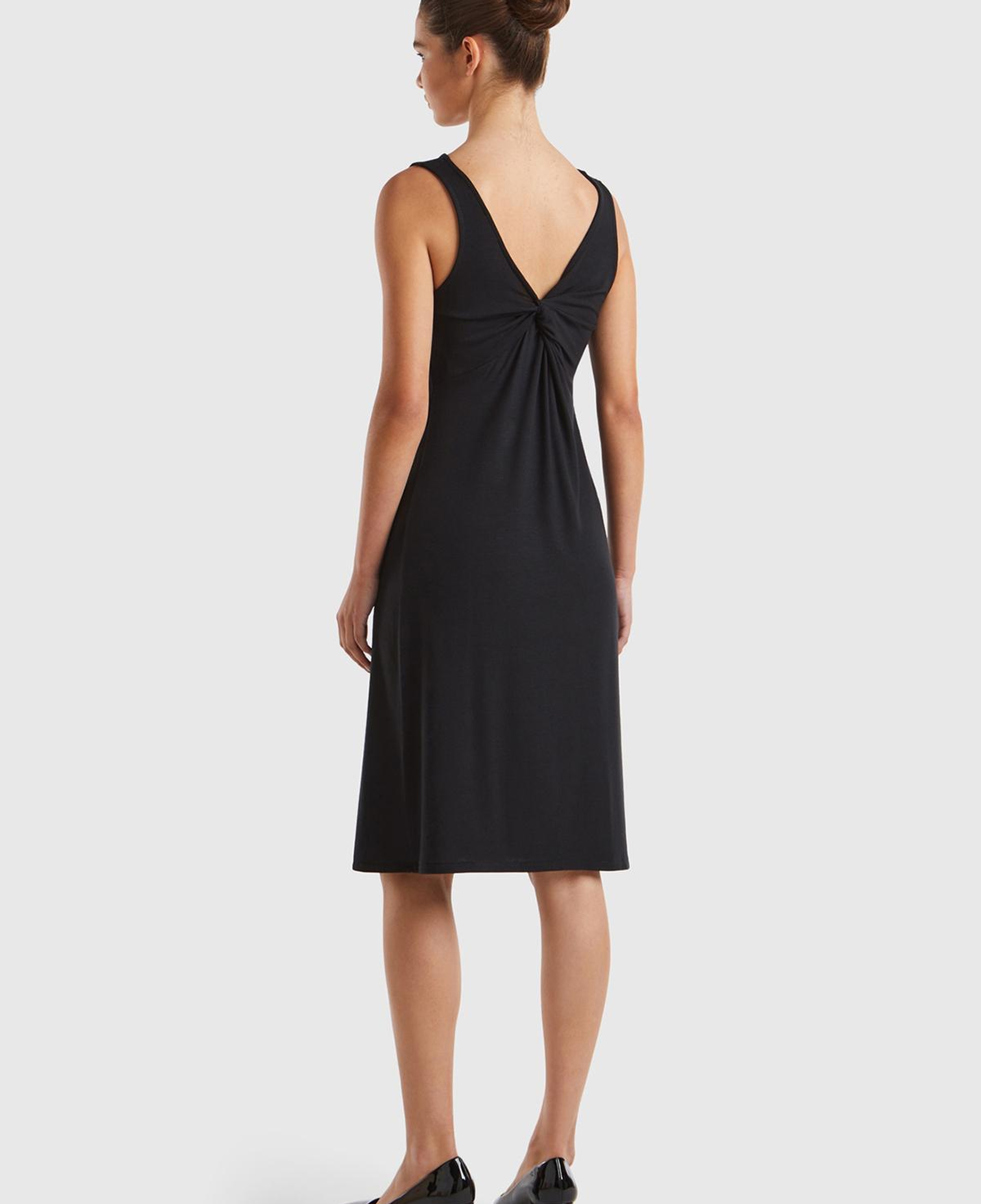 Kadın Siyah Viskoz Karışımlı Arkası Üçgen ve Düğüm Detaylı Kolsuz Elbise