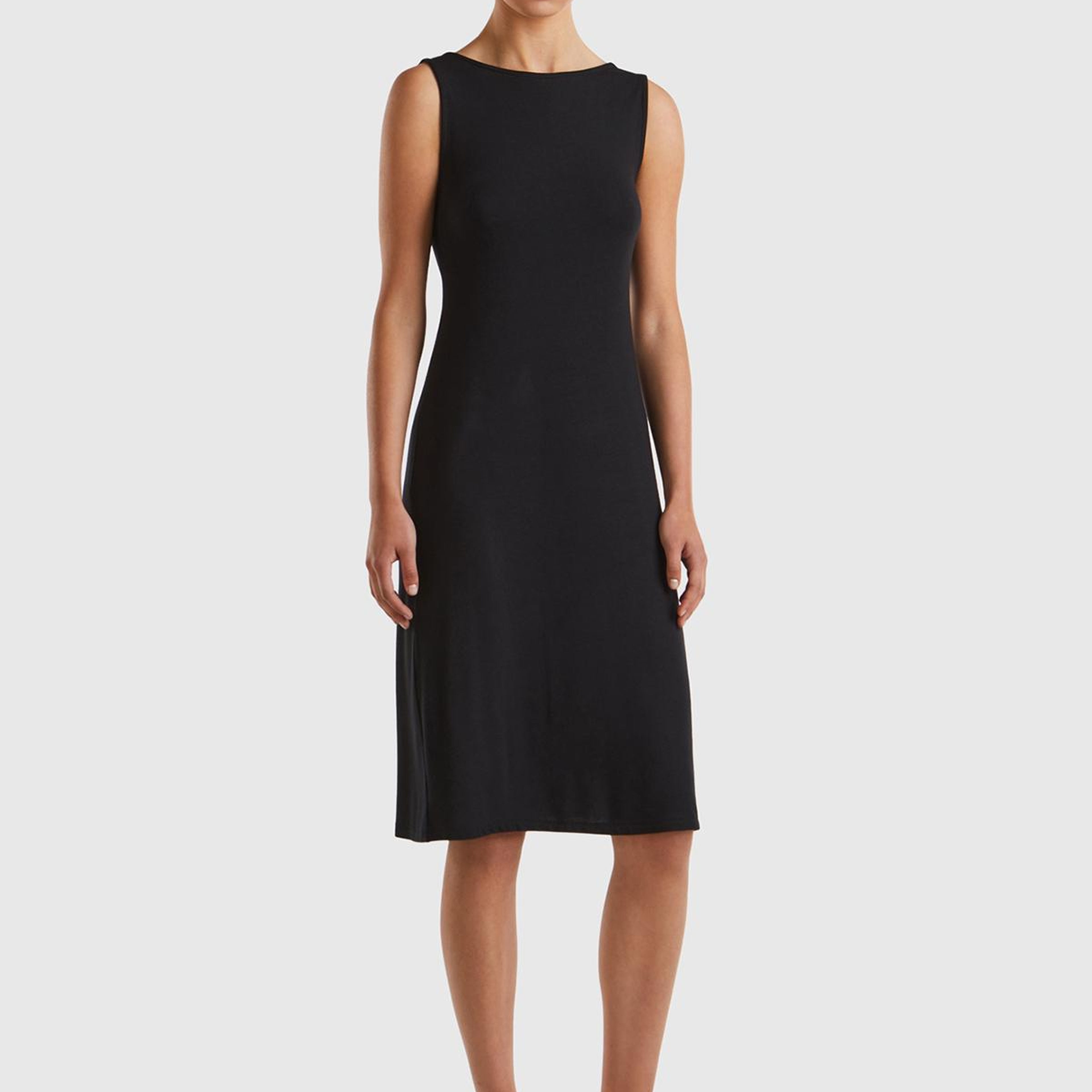 Kadın Siyah Viskoz Karışımlı Arkası Üçgen ve Düğüm Detaylı Kolsuz Elbise