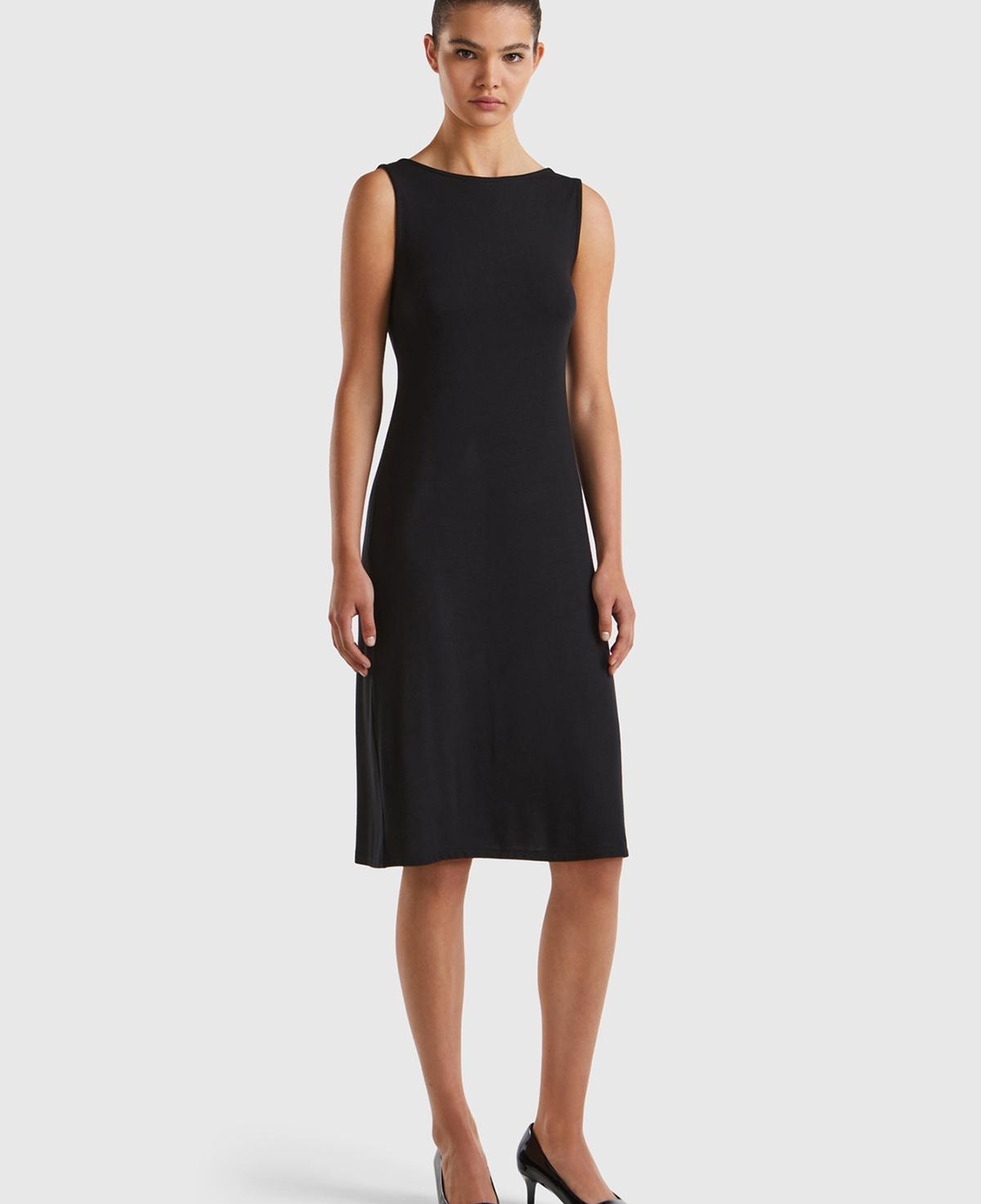 Kadın Siyah Viskoz Karışımlı Arkası Üçgen ve Düğüm Detaylı Kolsuz Elbise