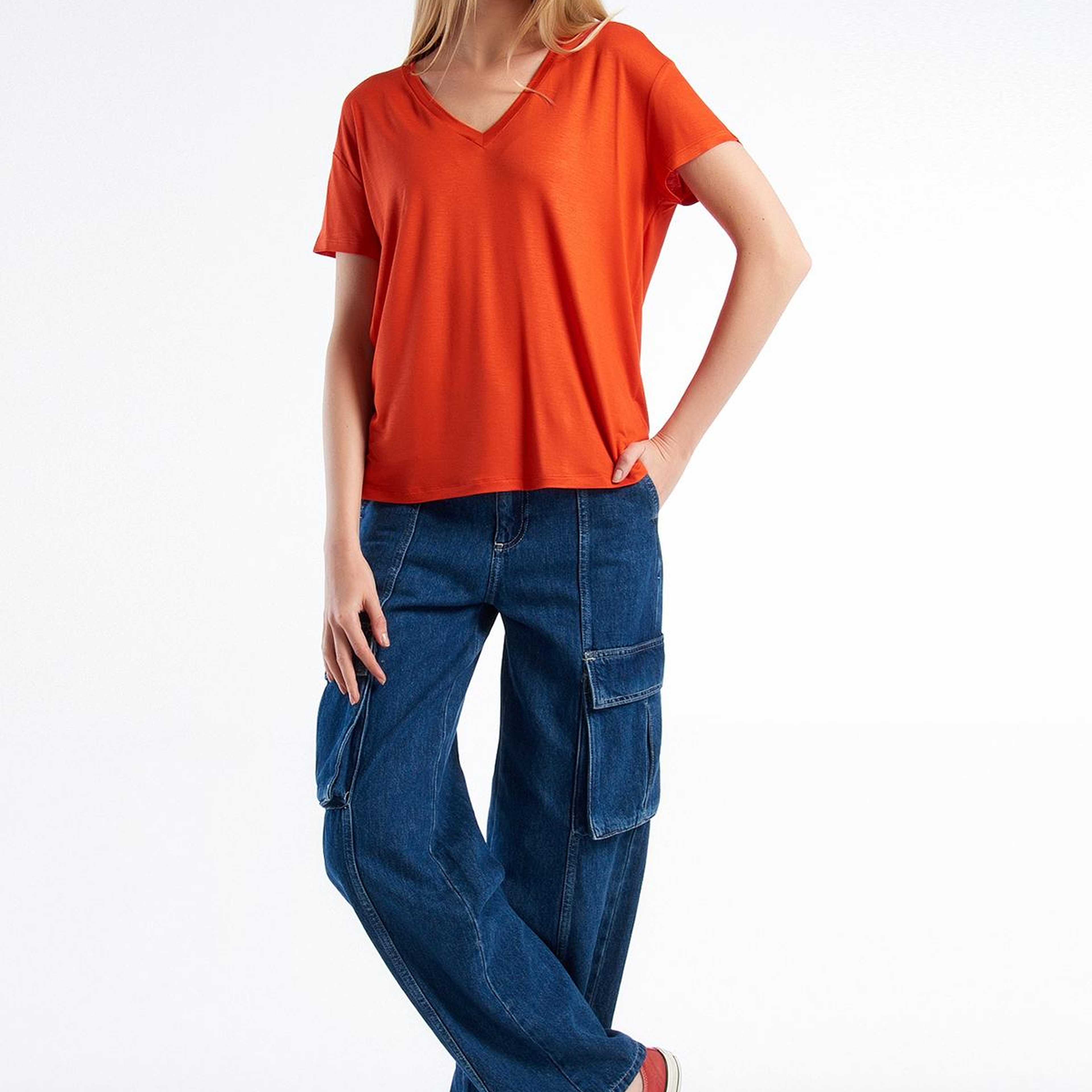 Kadın Kırmızı Viskoz Karışımlı Geniş V Yaka Basic T-Shirt