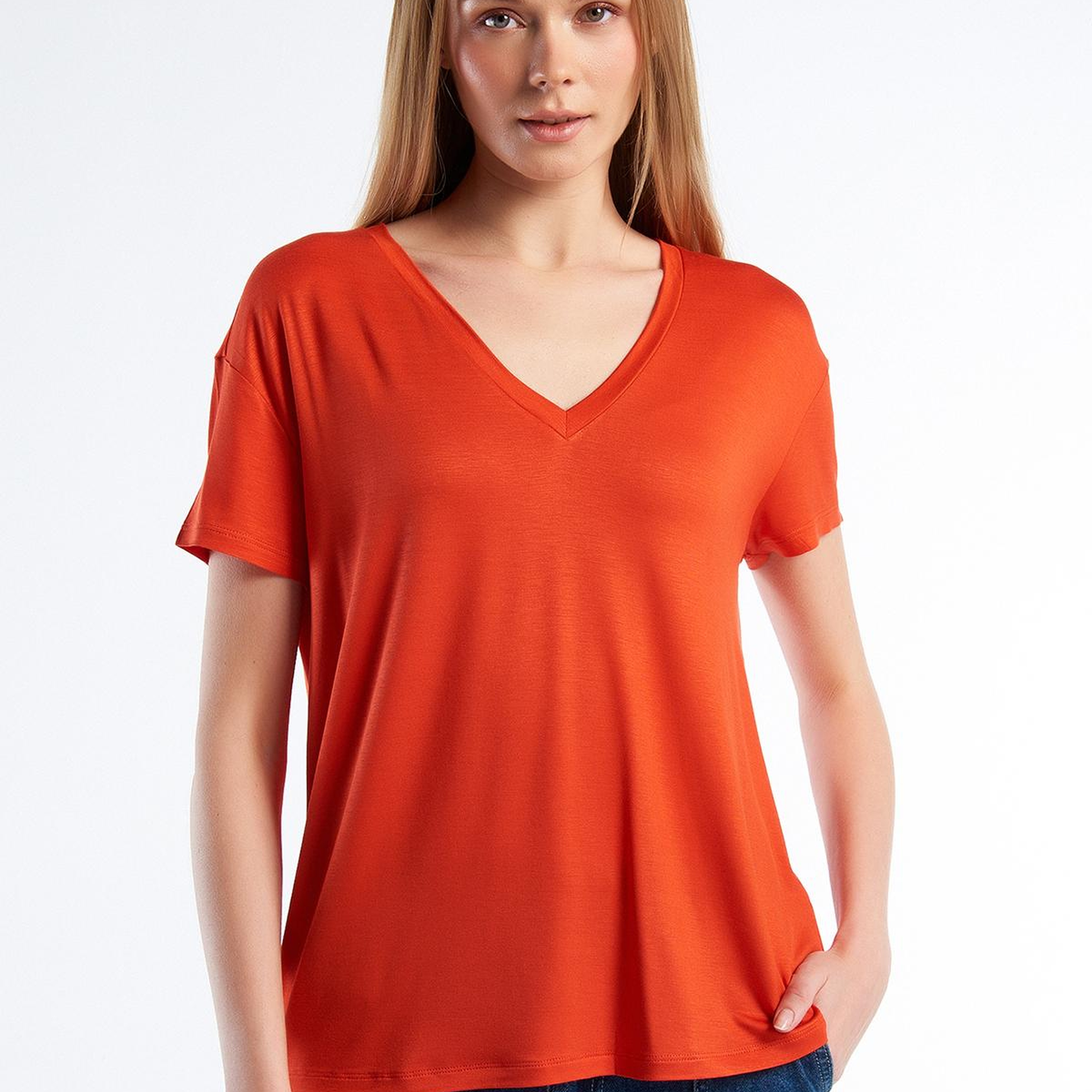 Kadın Kırmızı Viskoz Karışımlı Geniş V Yaka Basic T-Shirt