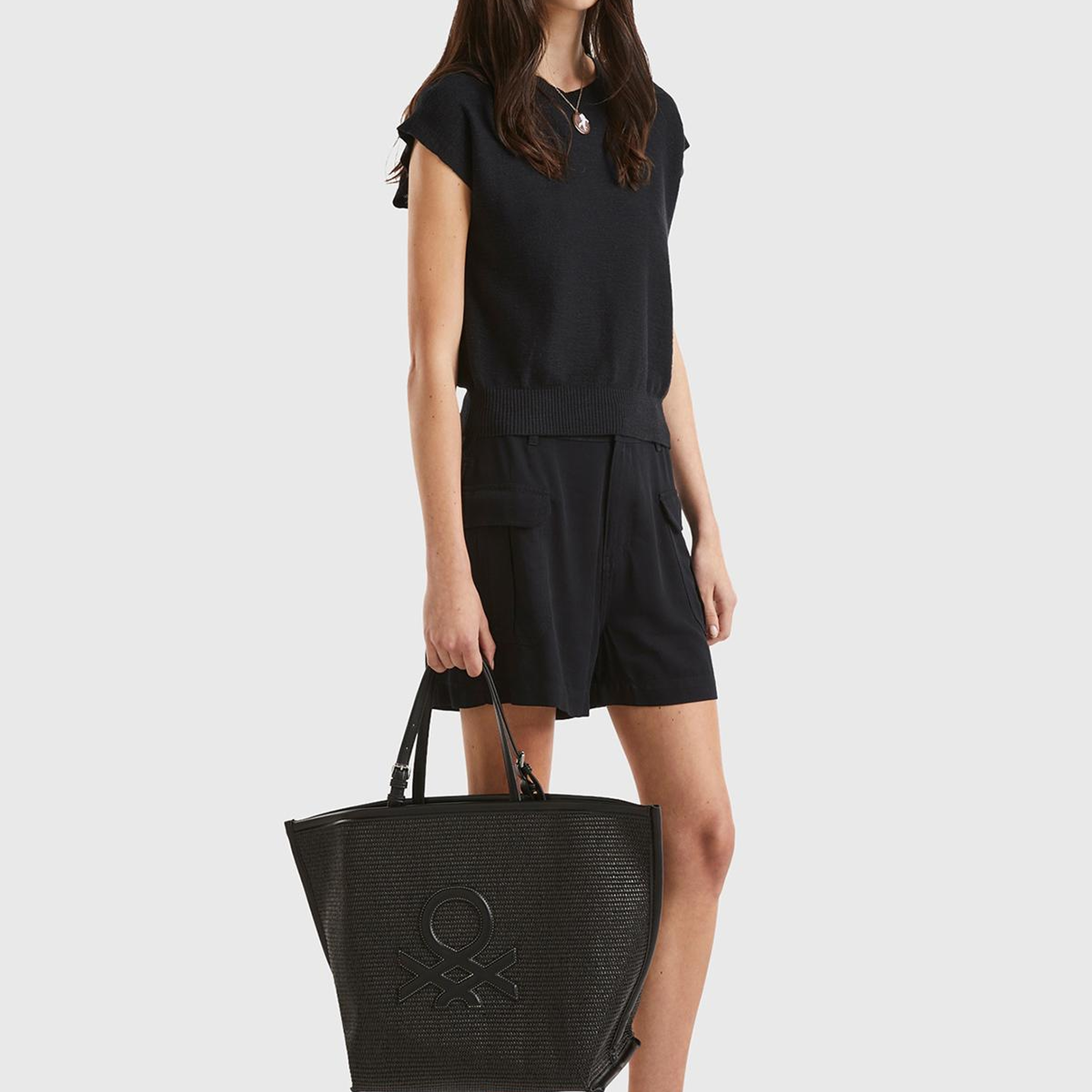 Kadın Siyah %100 Viskoz Arkası Logo Etiketli Yama Cepli Şort