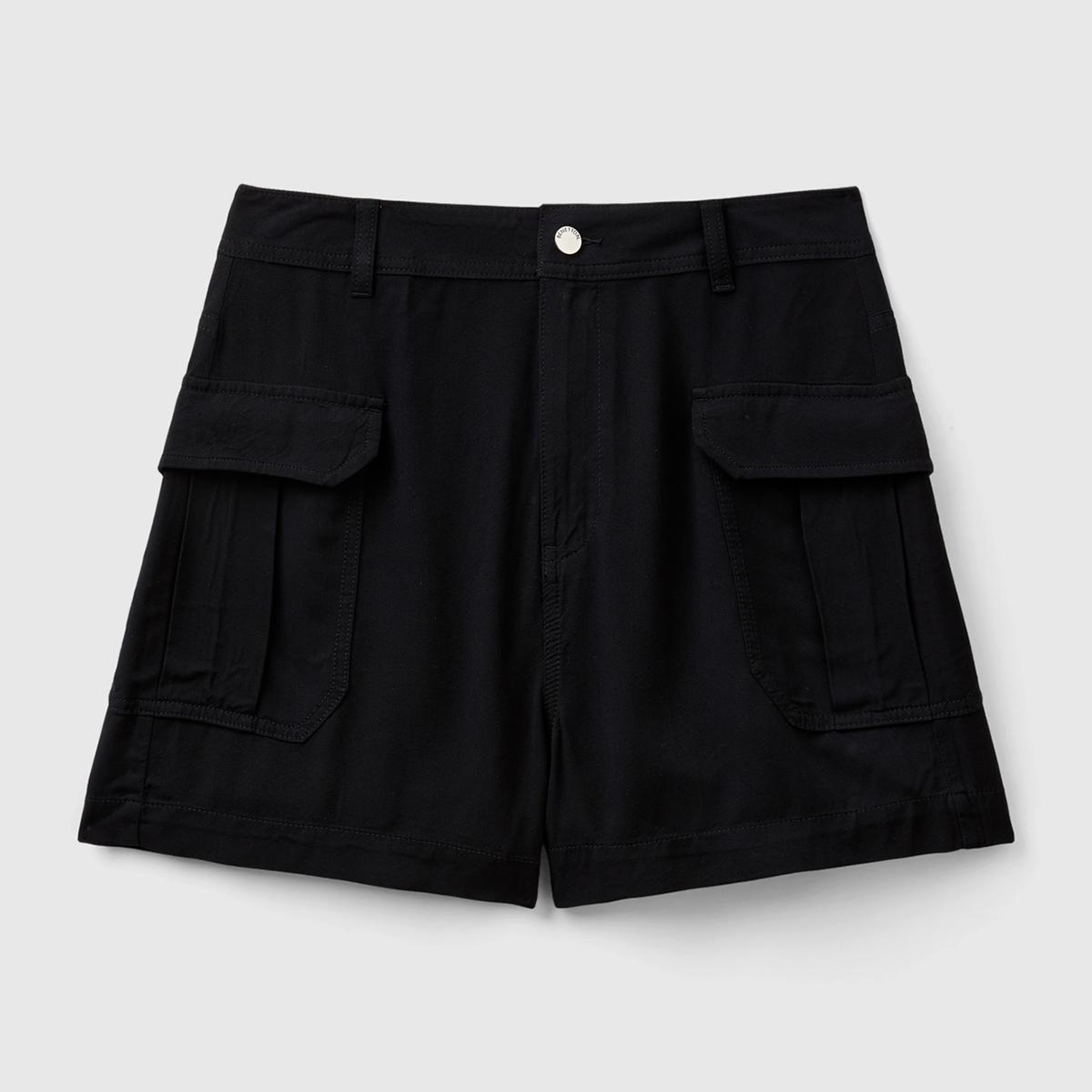 Kadın Siyah %100 Viskoz Arkası Logo Etiketli Yama Cepli Şort