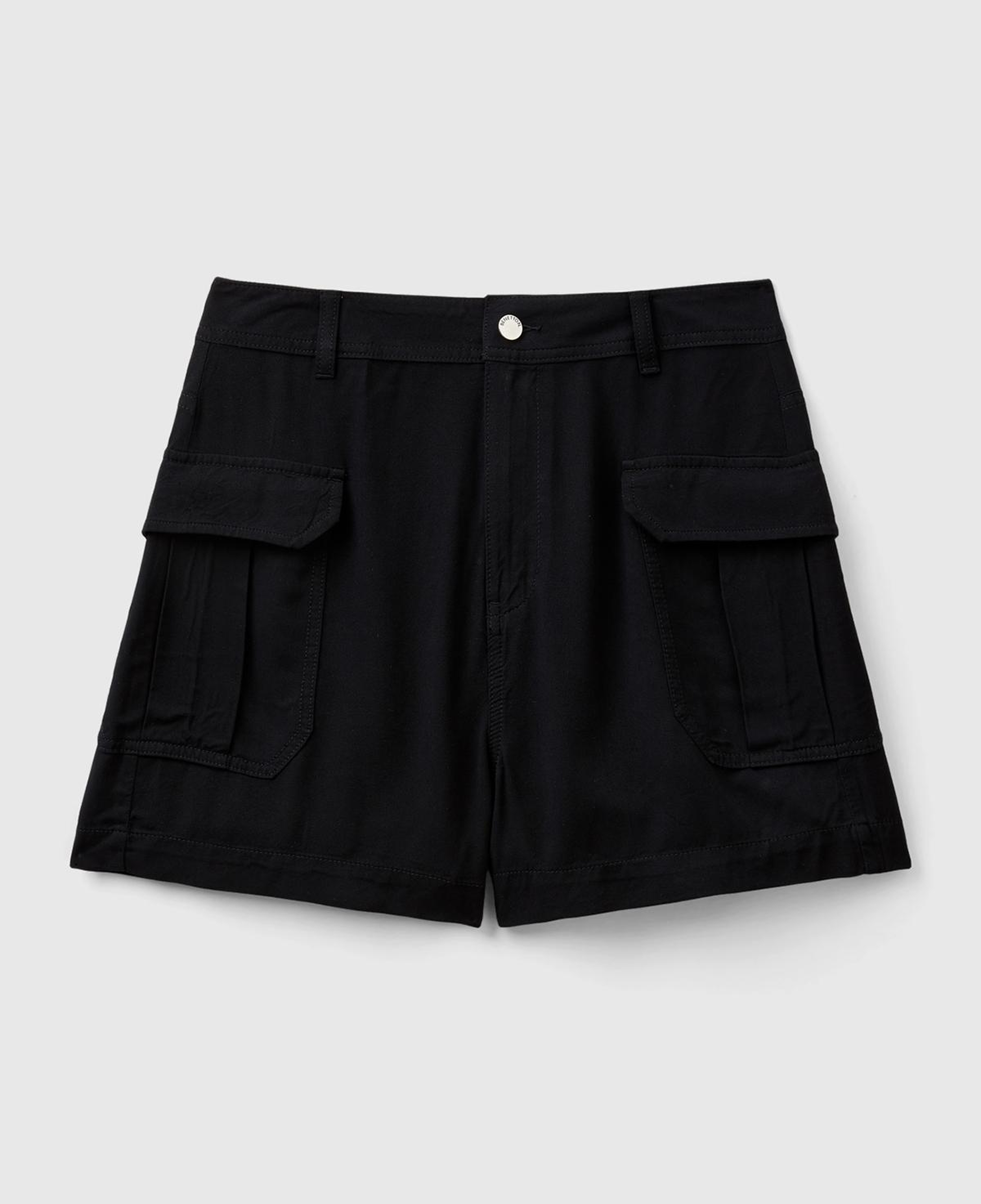 Kadın Siyah %100 Viskoz Arkası Logo Etiketli Yama Cepli Şort
