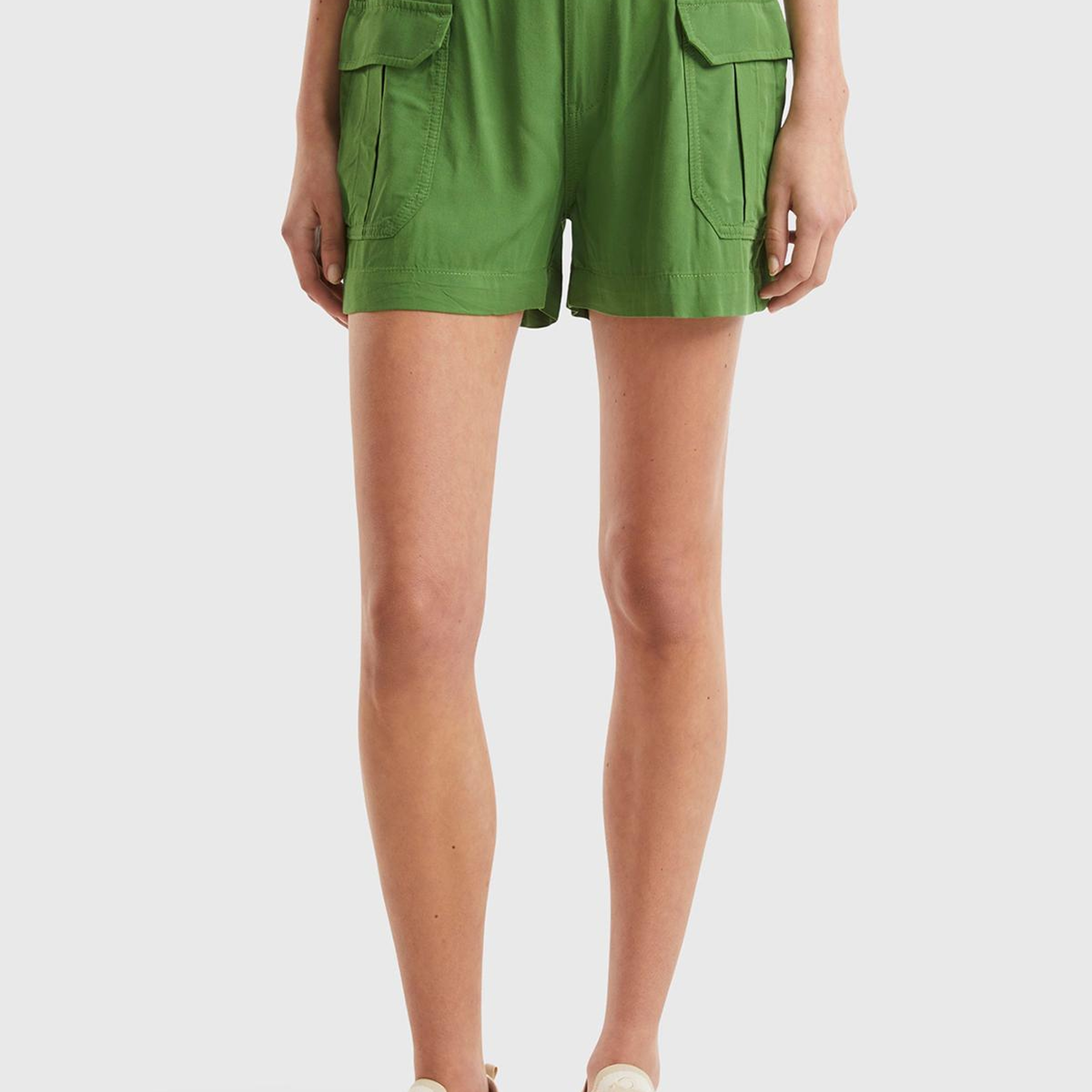 Kadın Soluk Yeşil %100 Viskoz Arkası Logo Etiketli Yama Cepli Şort