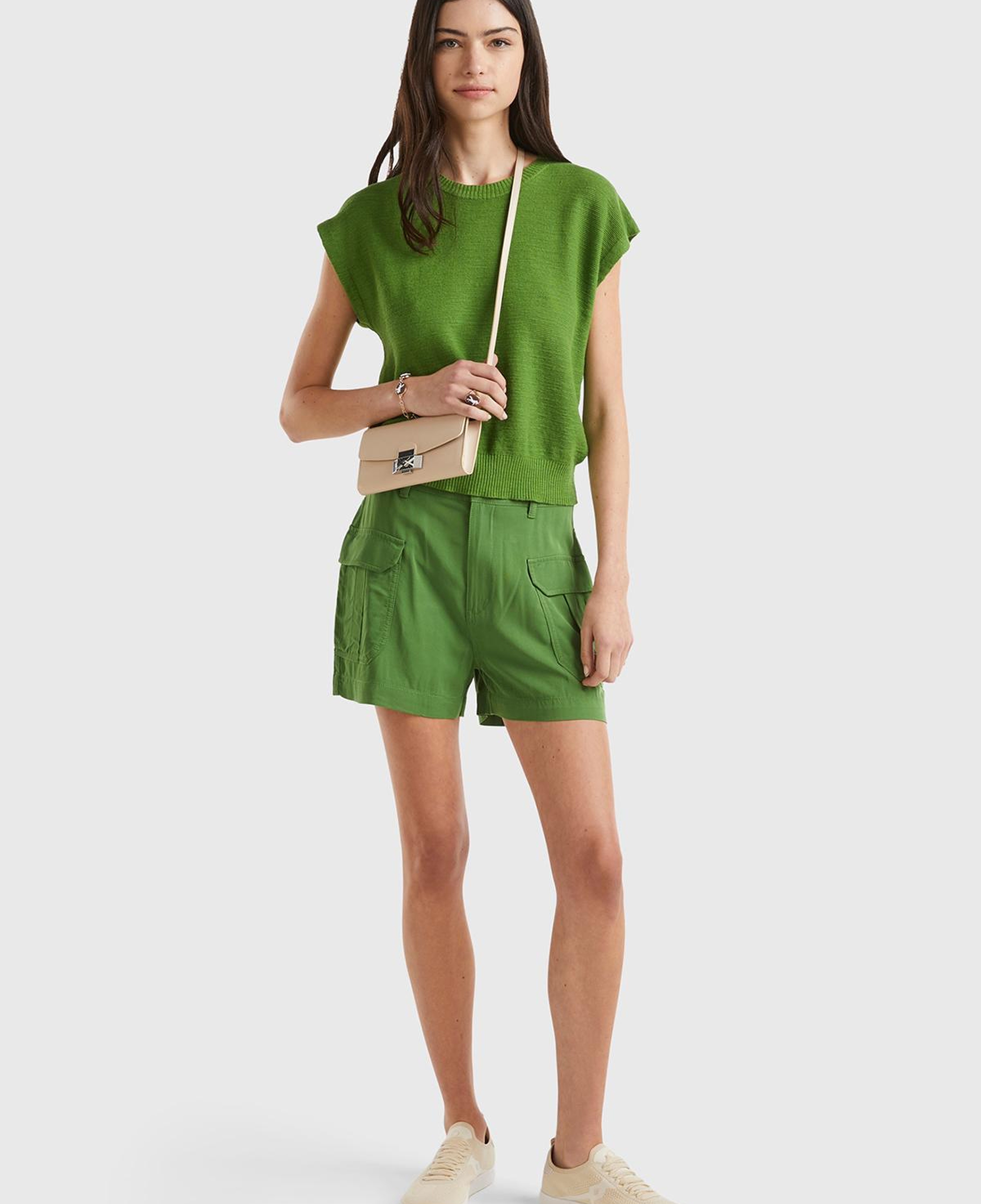 Kadın Soluk Yeşil %100 Viskoz Arkası Logo Etiketli Yama Cepli Şort