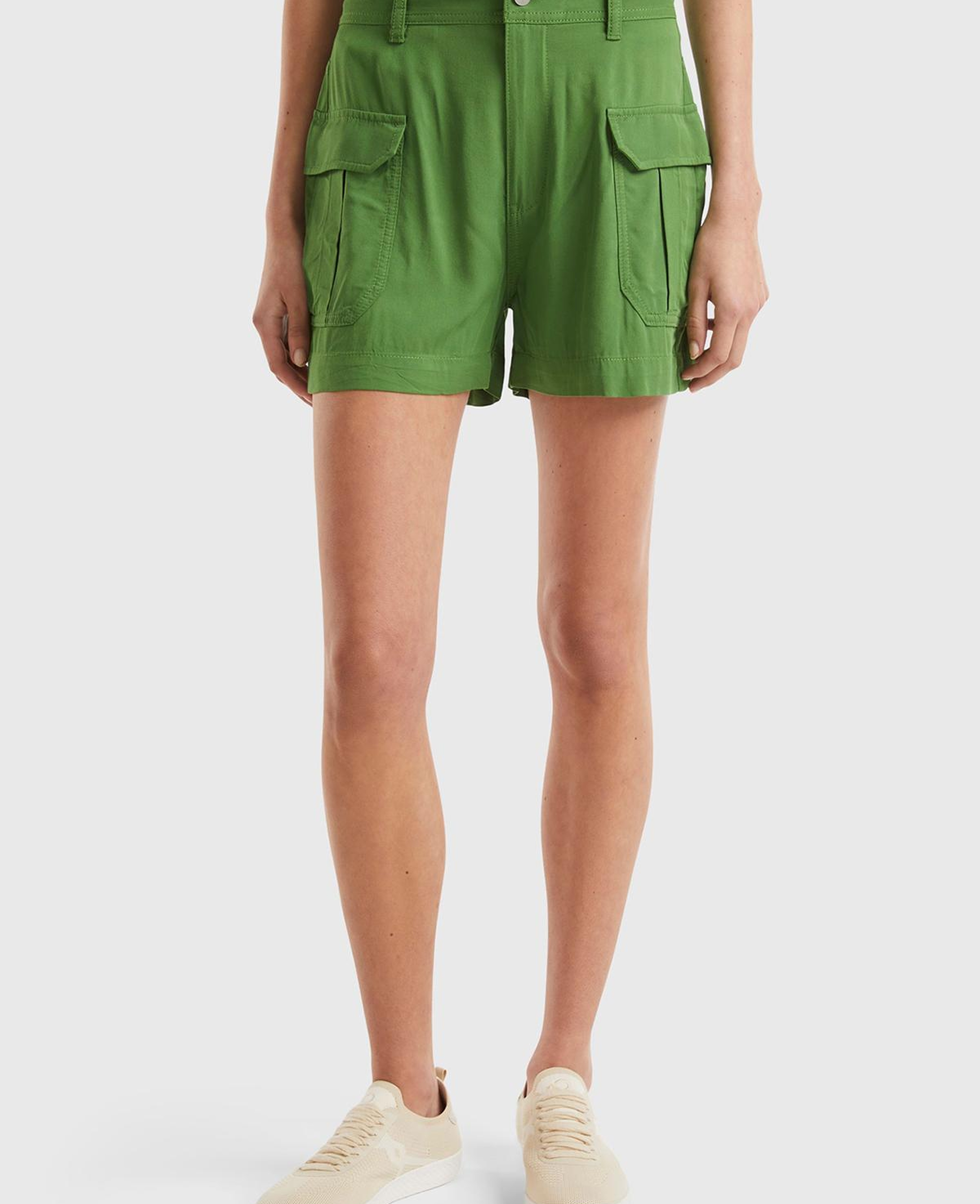 Kadın Soluk Yeşil %100 Viskoz Arkası Logo Etiketli Yama Cepli Şort