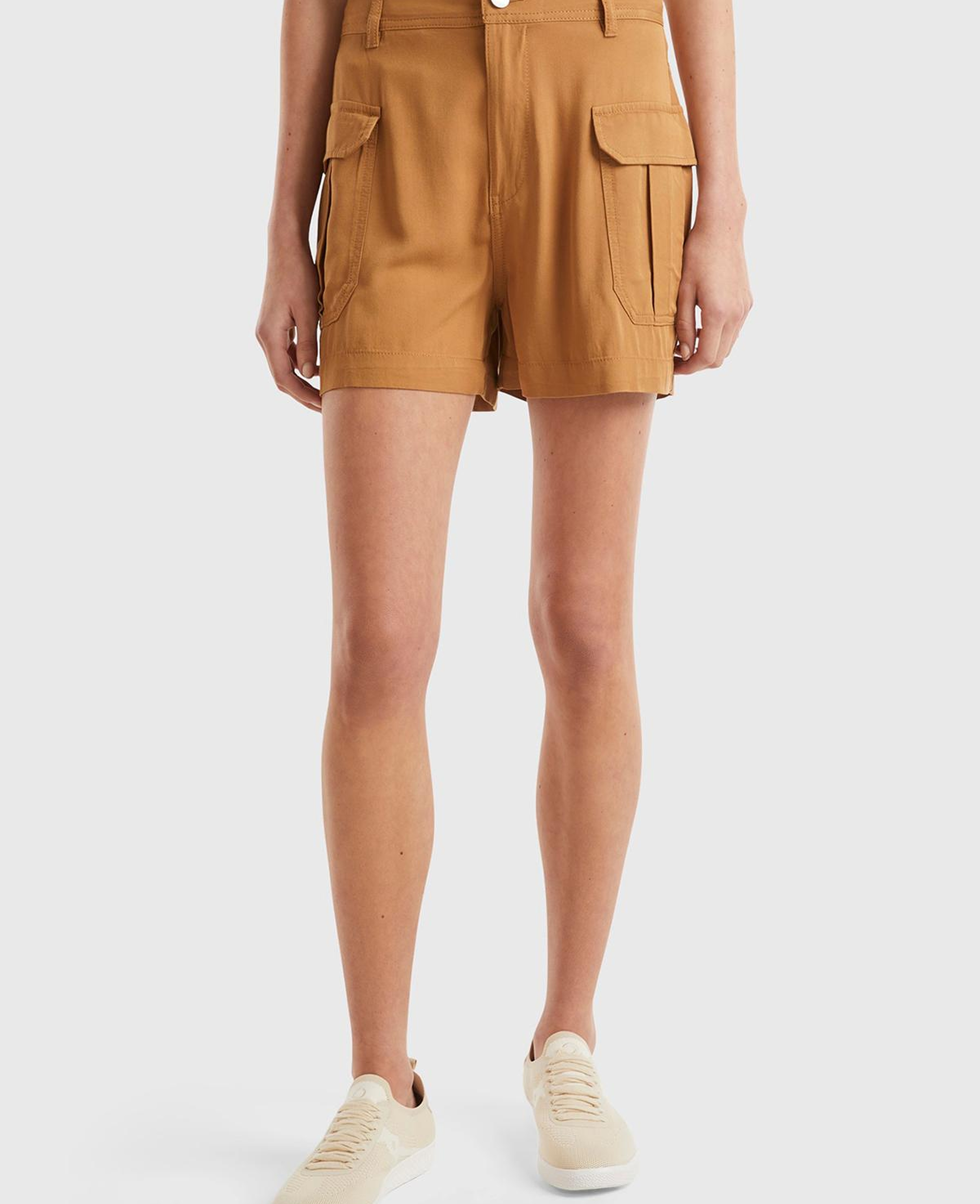 Kadın Taba %100 Viskoz Arkası Logo Etiketli Yama Cepli Şort