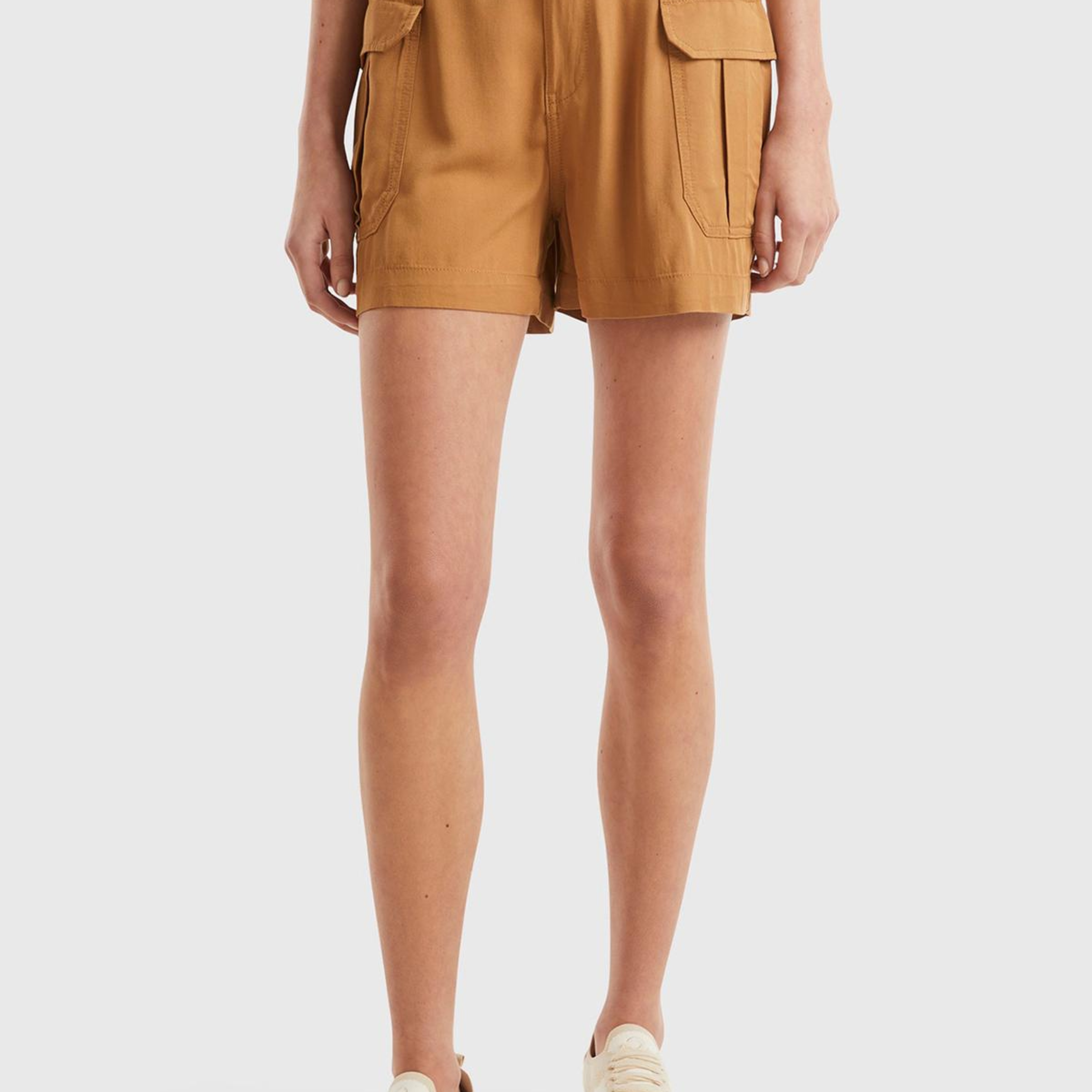 Kadın Taba %100 Viskoz Arkası Logo Etiketli Yama Cepli Şort