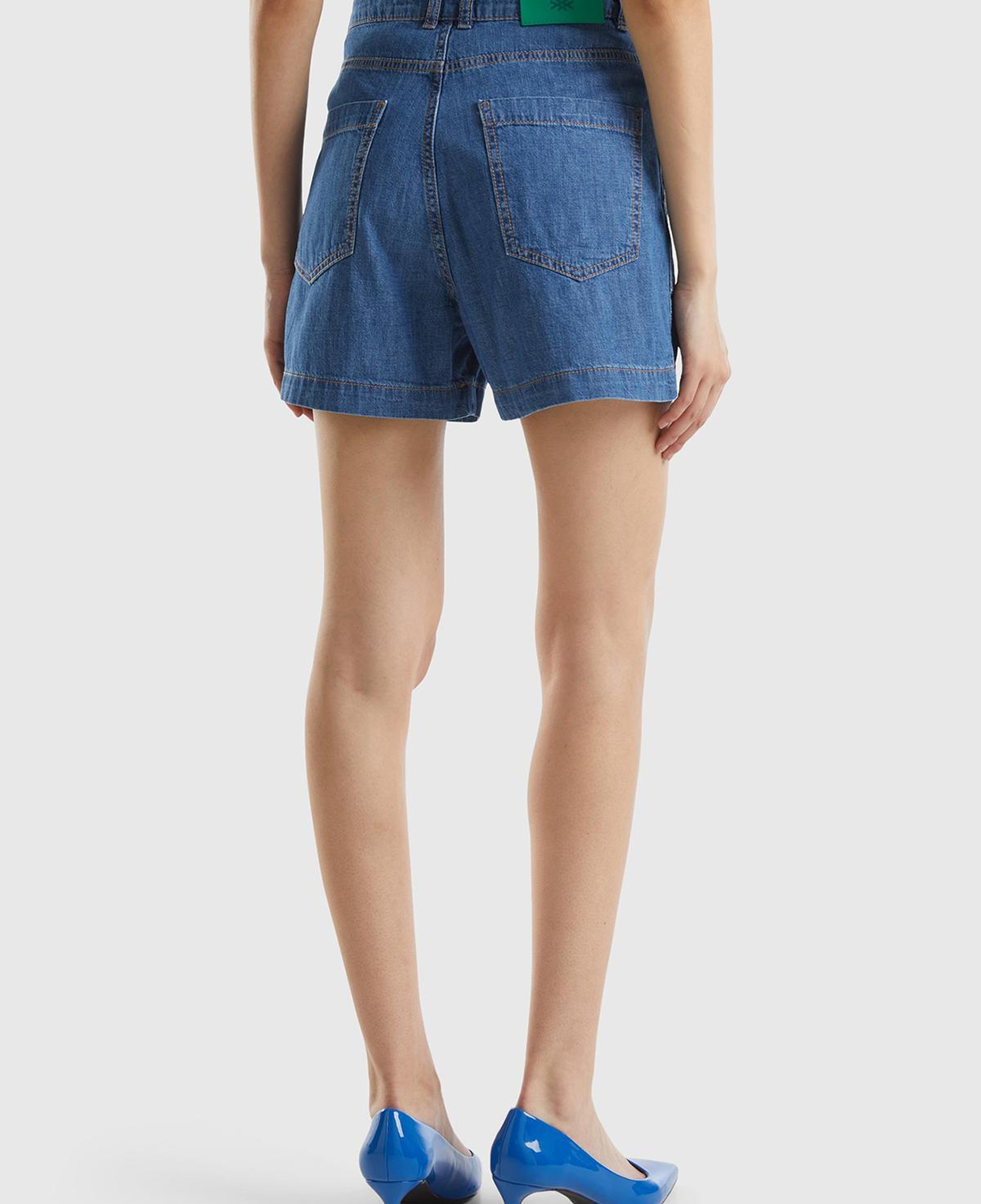 Kadın Açık Mavi %100 Pamuk Arkası Logo Detaylı 5 Cepli Yüksek Bel Denim Şort
