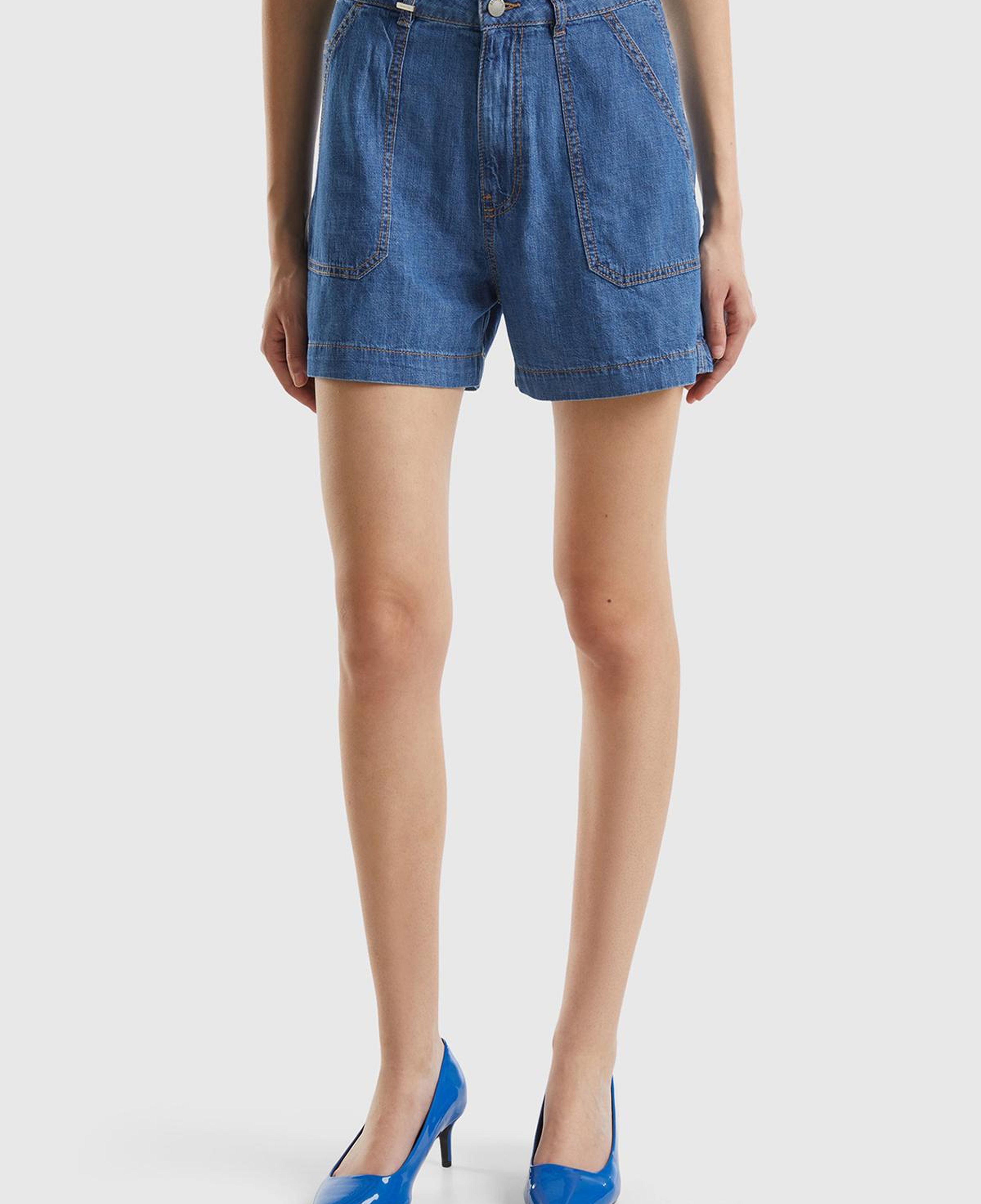 Kadın Açık Mavi %100 Pamuk Arkası Logo Detaylı 5 Cepli Yüksek Bel Denim Şort