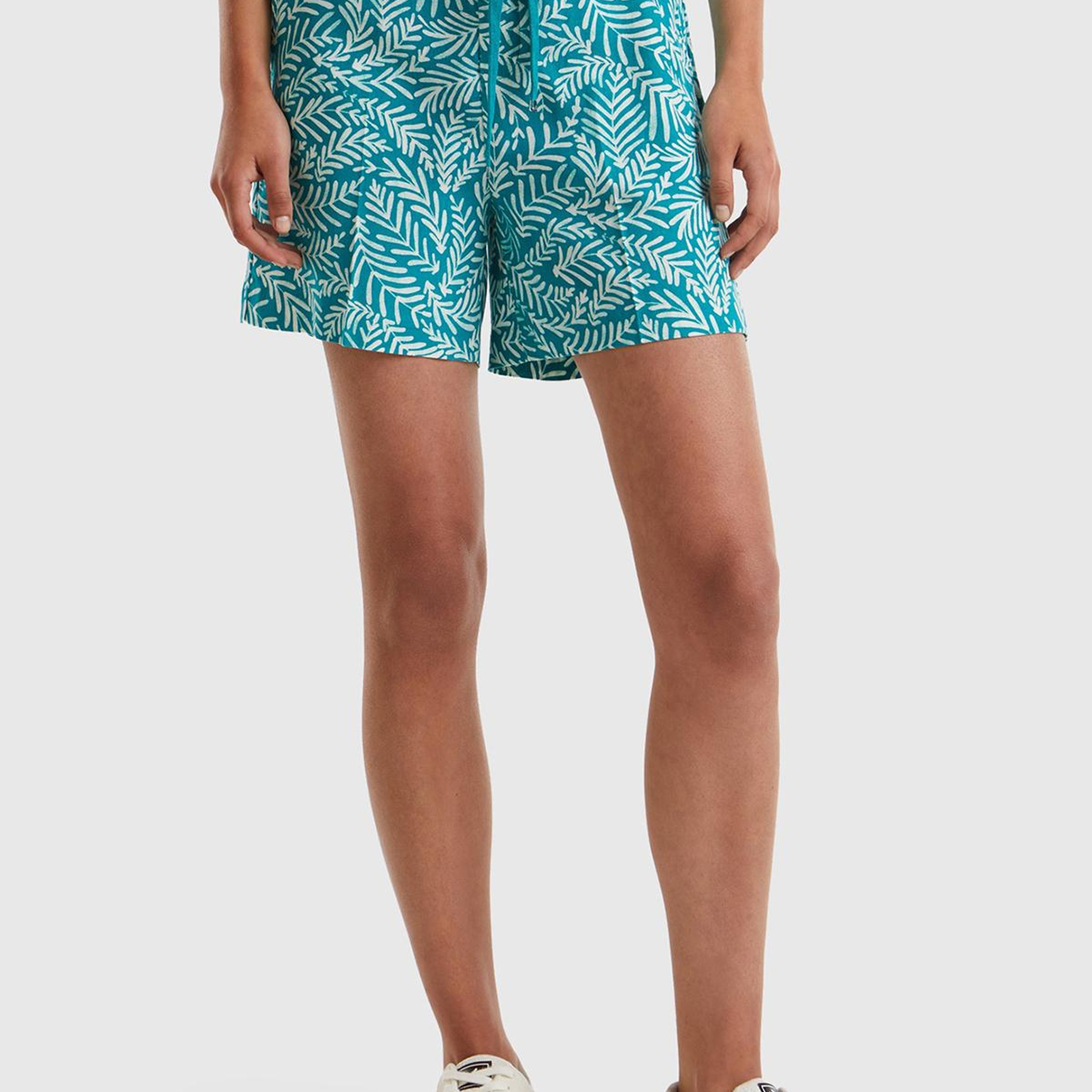 Kadın Yeşil Mix %100 Liyosel Tamamı Desenli 2 Cepli Beli İpli Bermuda Şort