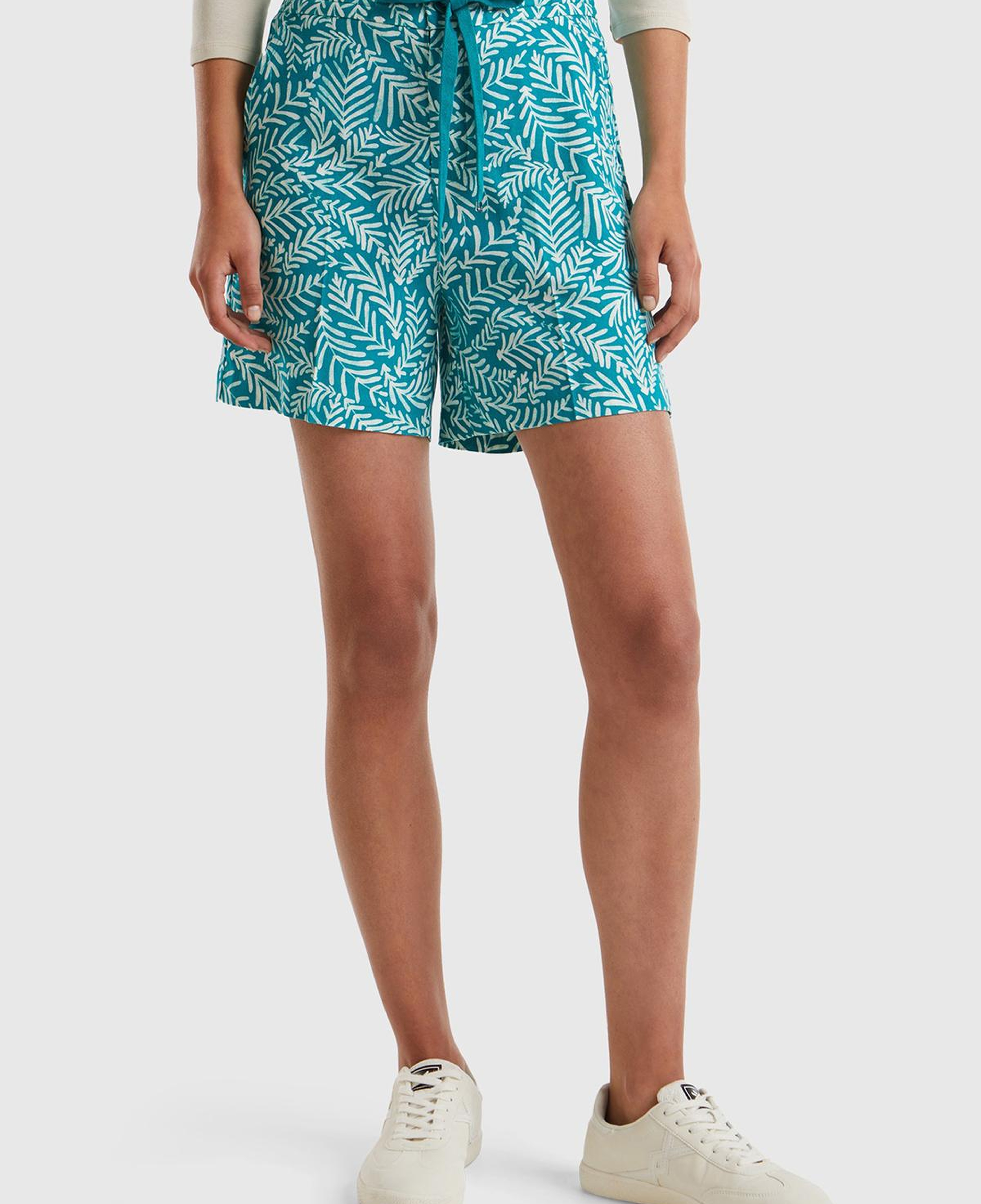 Kadın Yeşil Mix %100 Liyosel Tamamı Desenli 2 Cepli Beli İpli Bermuda Şort