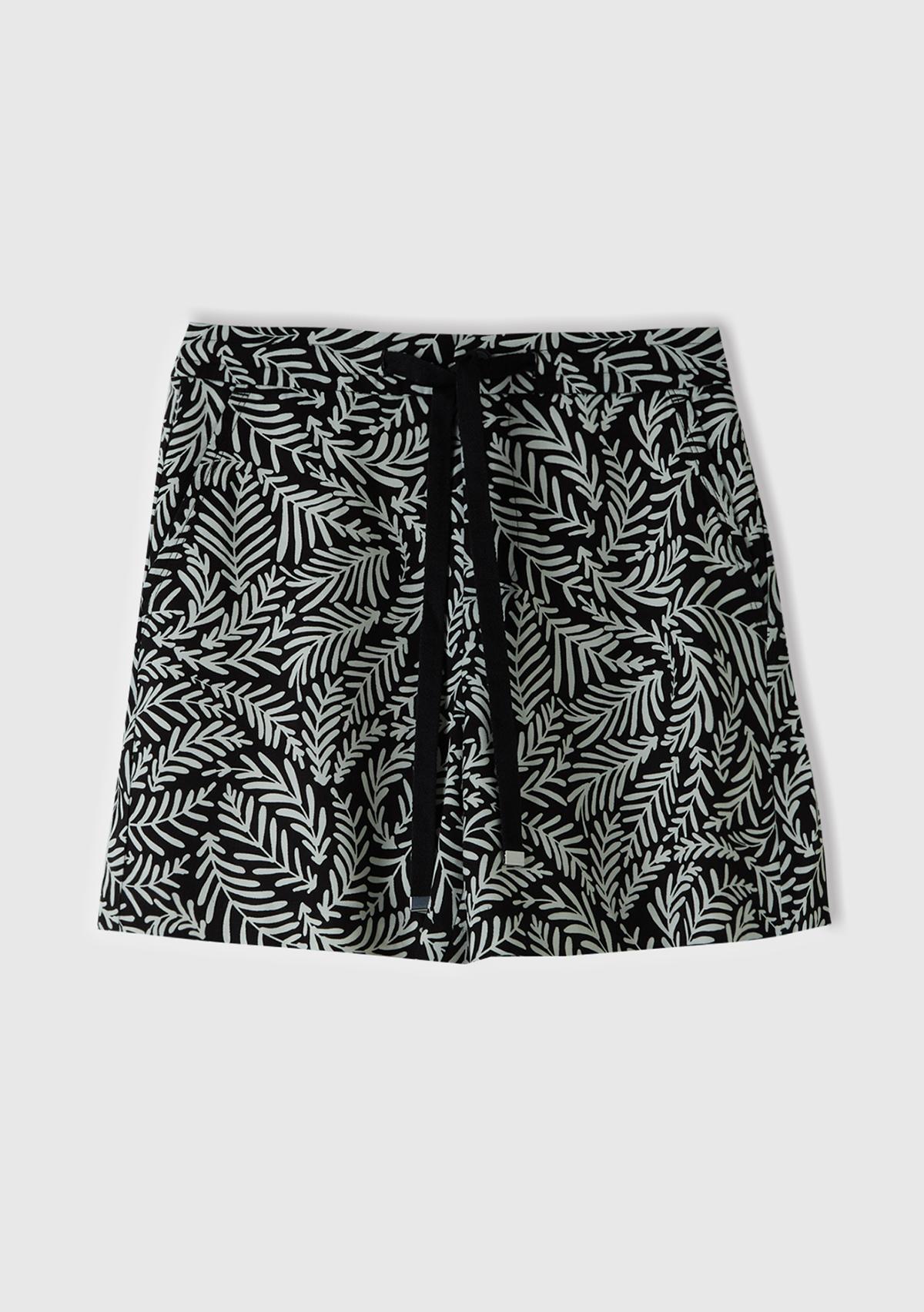 Kadın Siyah-Beyaz %100 Liyosel Tamamı Desenli 2 Cepli Beli İpli Bermuda Şort