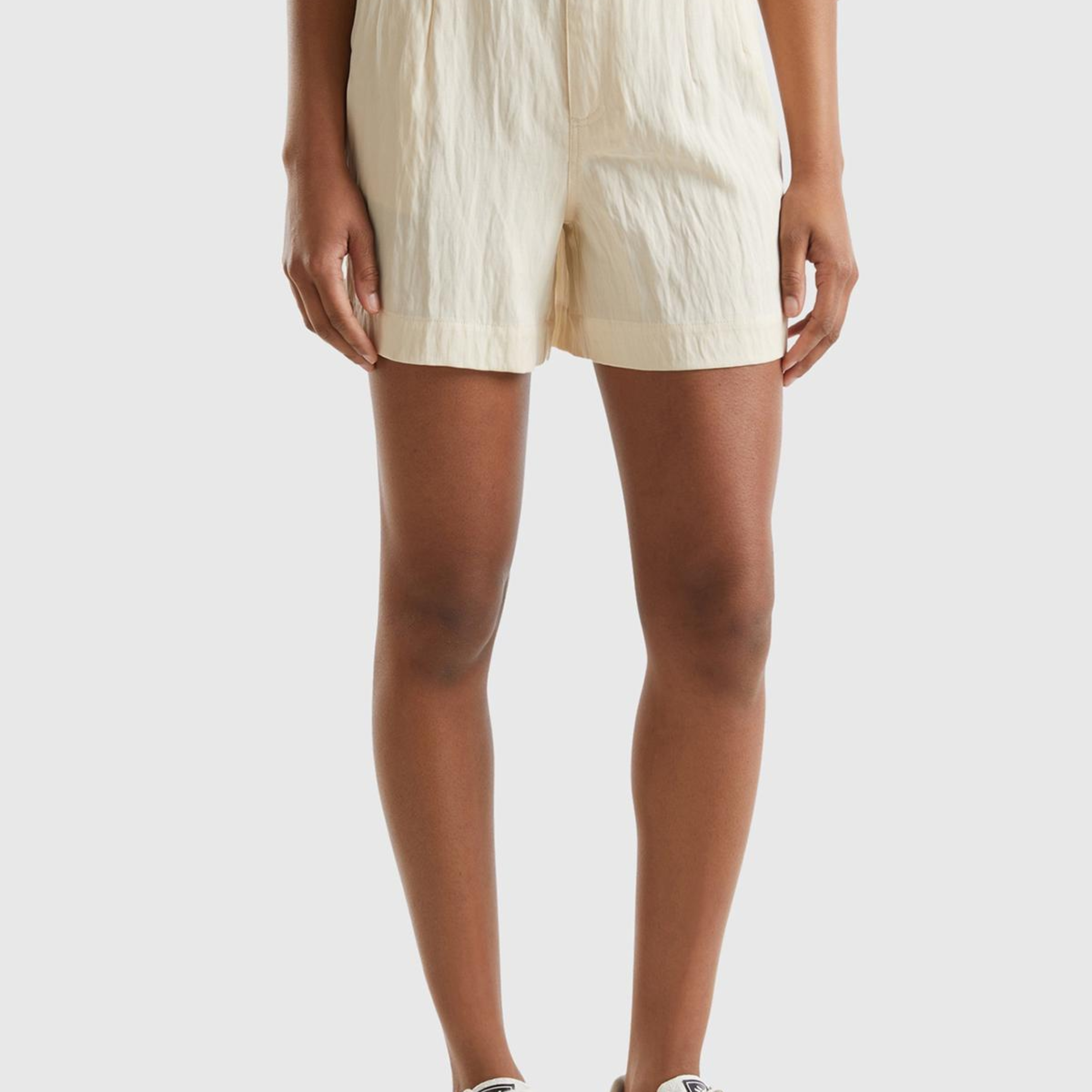 Kadın Bej Liyosel Karışımlı Yama Cepli Kemer Delikli Şort