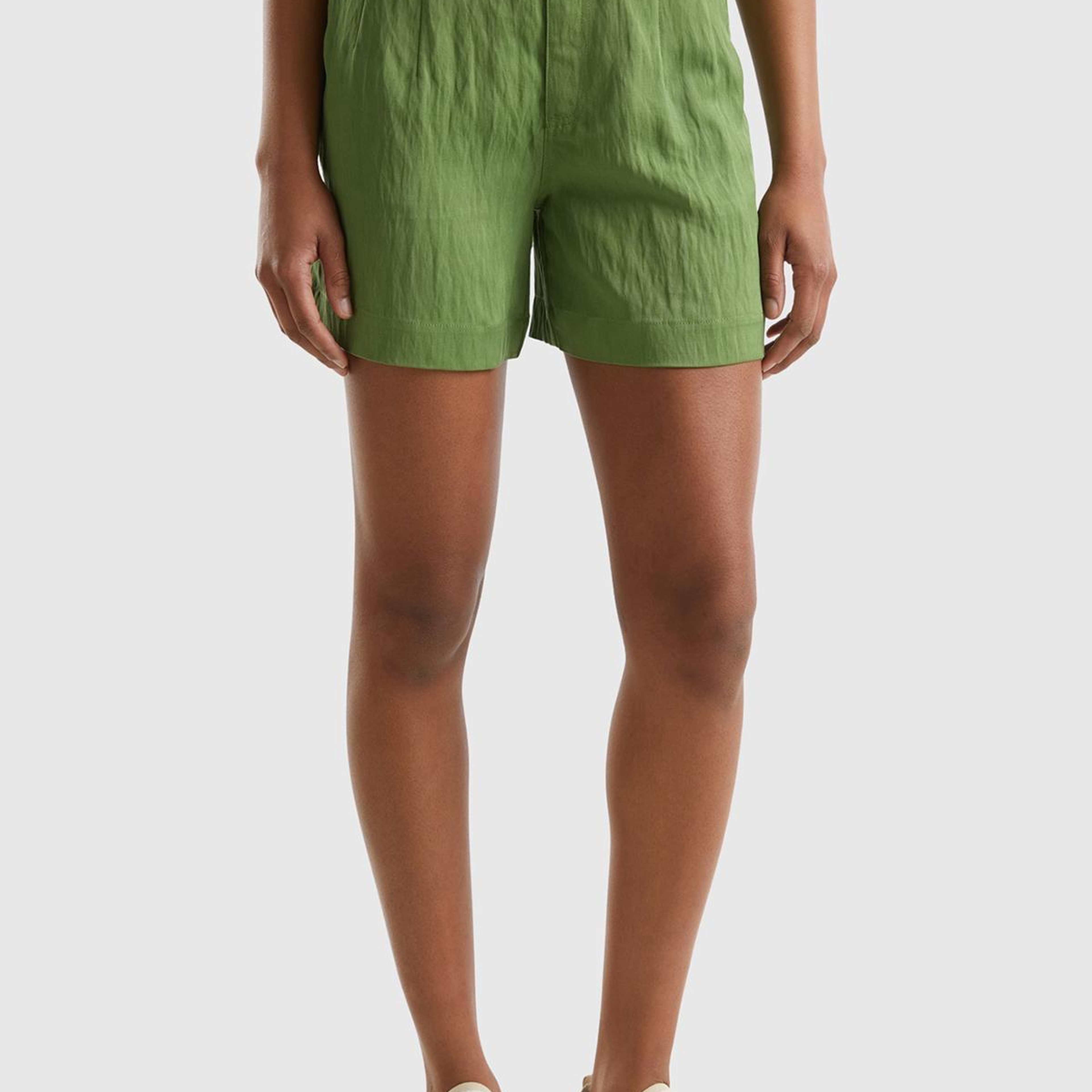 Kadın Soluk Yeşil Liyosel Karışımlı Yama Cepli Kemer Delikli Şort