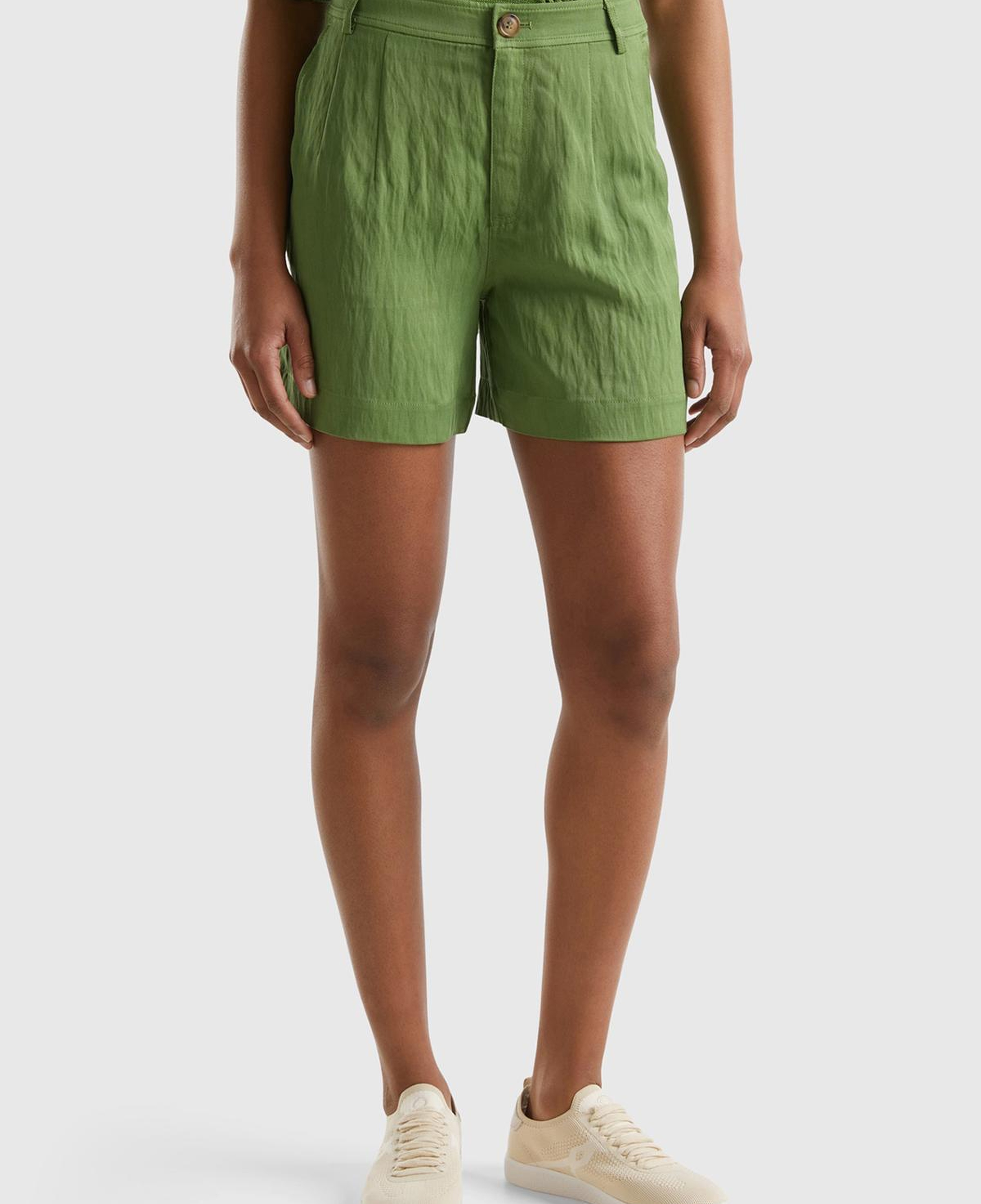 Kadın Soluk Yeşil Liyosel Karışımlı Yama Cepli Kemer Delikli Şort