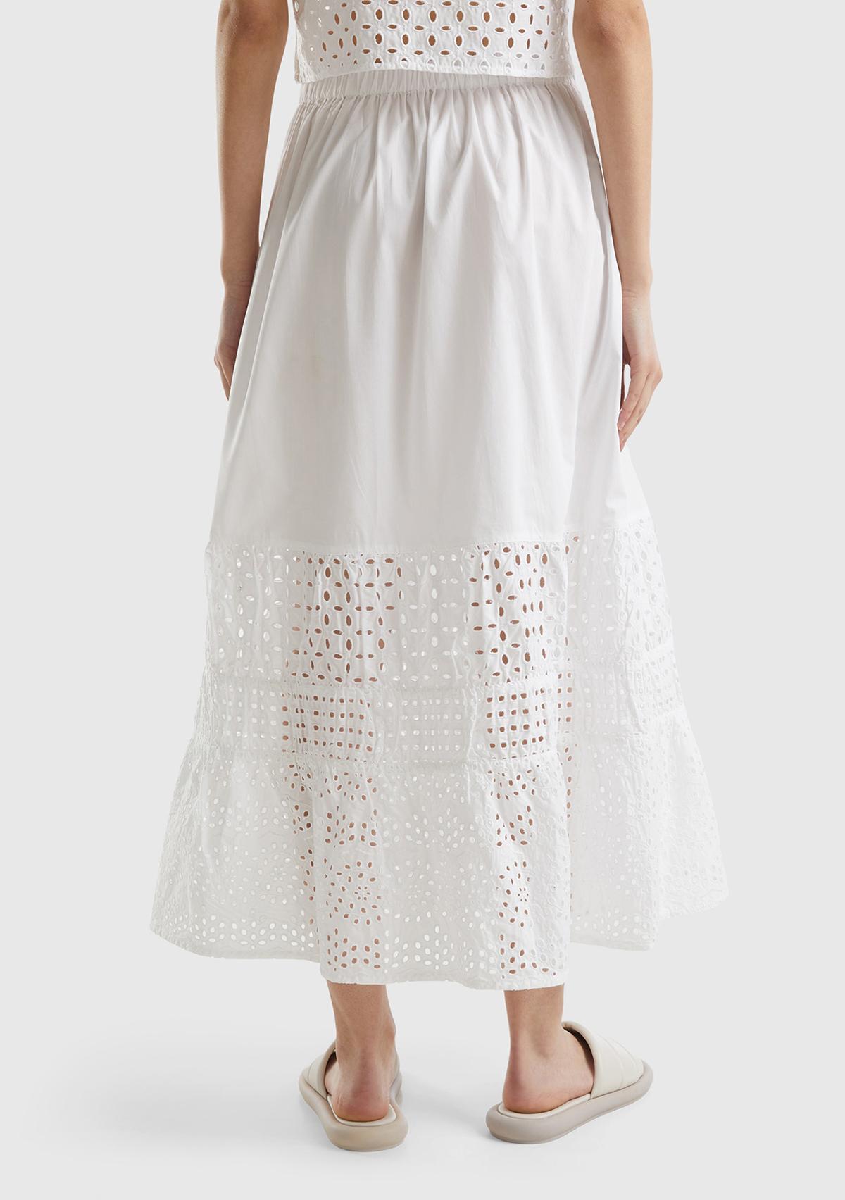 Kadın Beyaz Pamuk Karışımlı Yama Motifli Beli Büzgülü Midi Etek