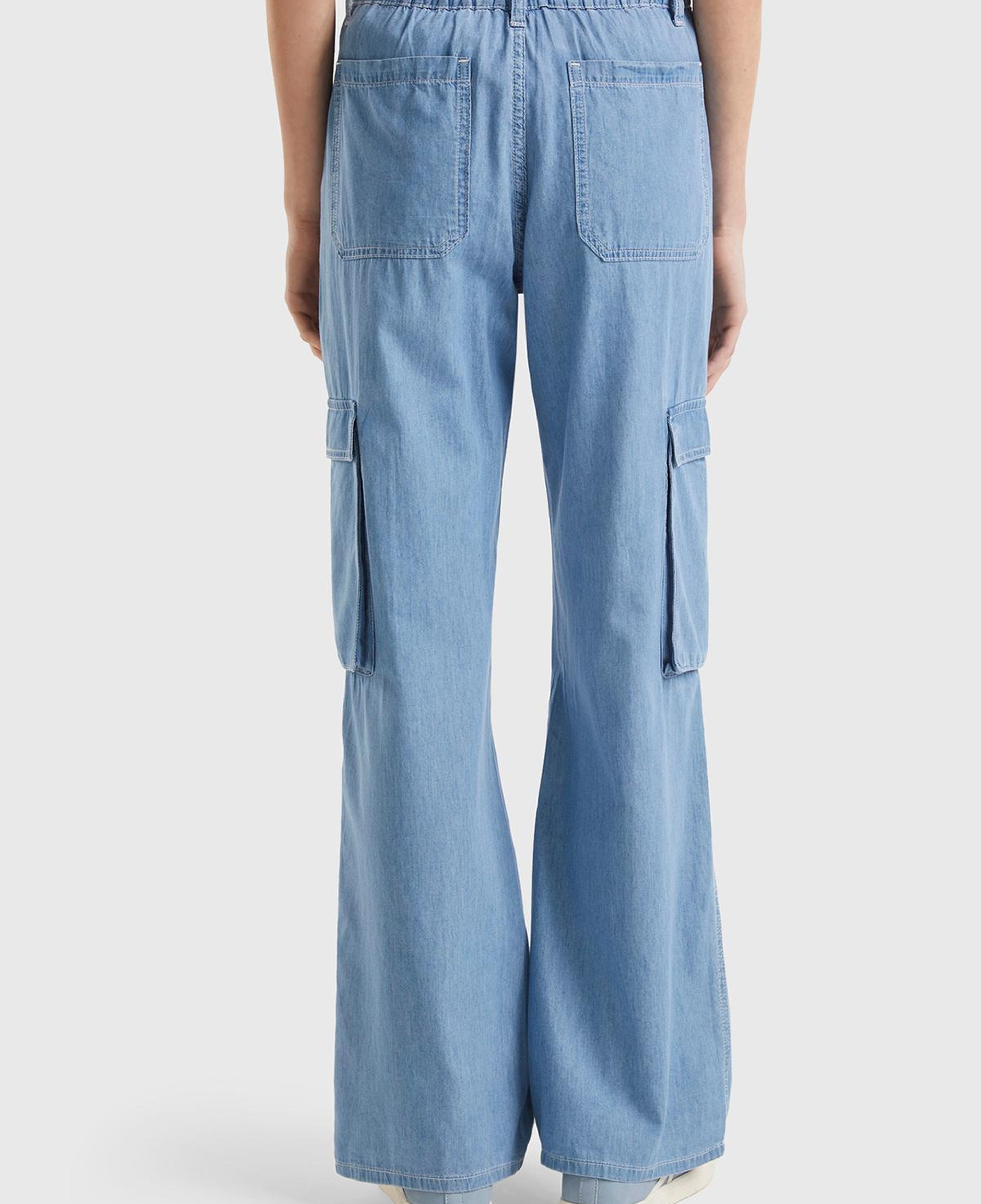 Kadın Mavi %100 Pamuk Yama Cepli Kemer Delikli Denim Kargo Pantolon