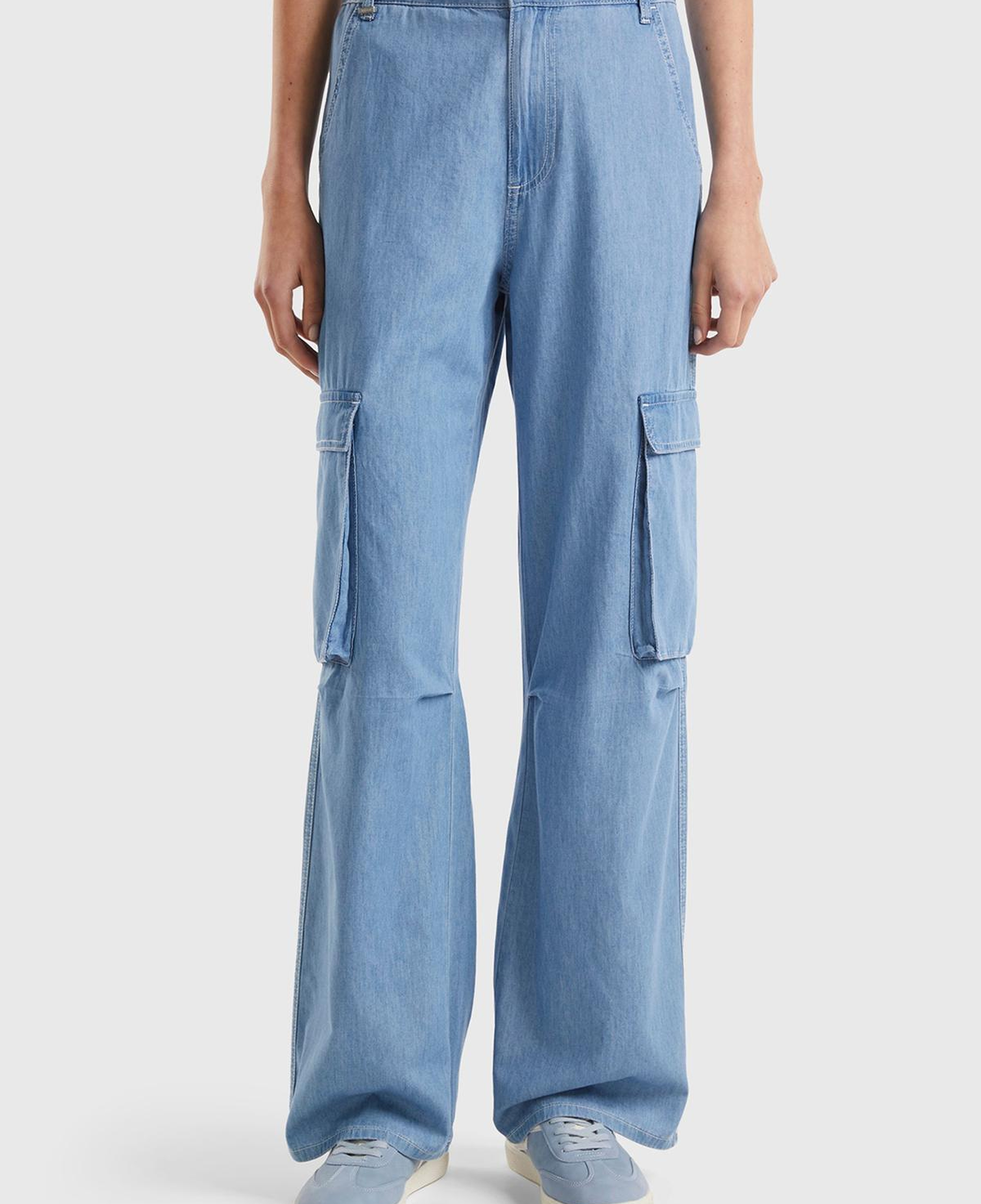 Kadın Mavi %100 Pamuk Yama Cepli Kemer Delikli Denim Kargo Pantolon