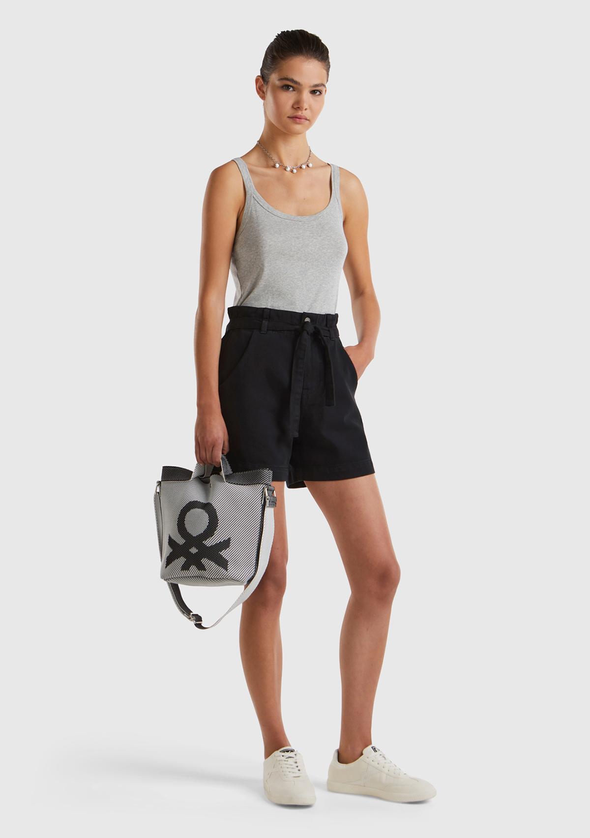 Kadın Siyah %100 Pamuk 2 Cepli Kemer Detaylı Beli Büzgülü Bermuda Şort