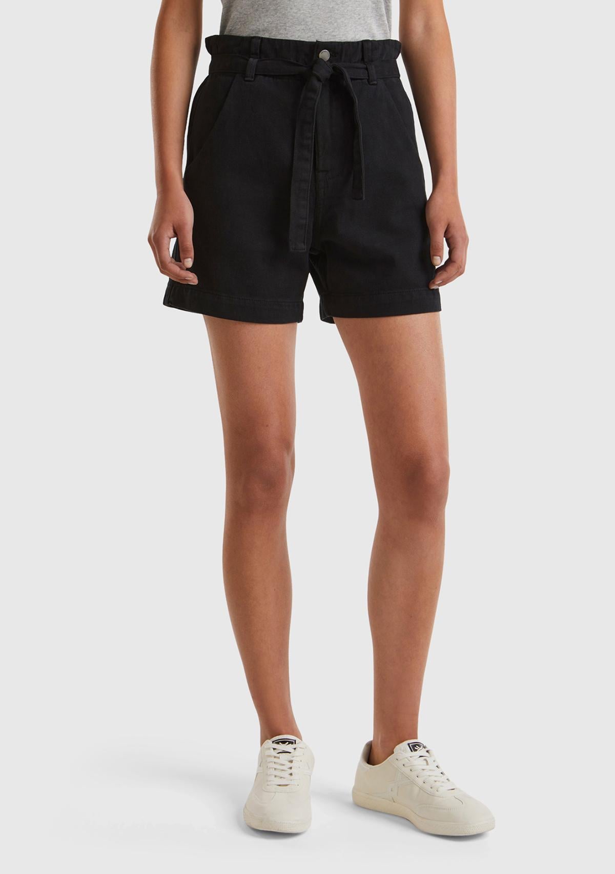 Kadın Siyah %100 Pamuk 2 Cepli Kemer Detaylı Beli Büzgülü Bermuda Şort
