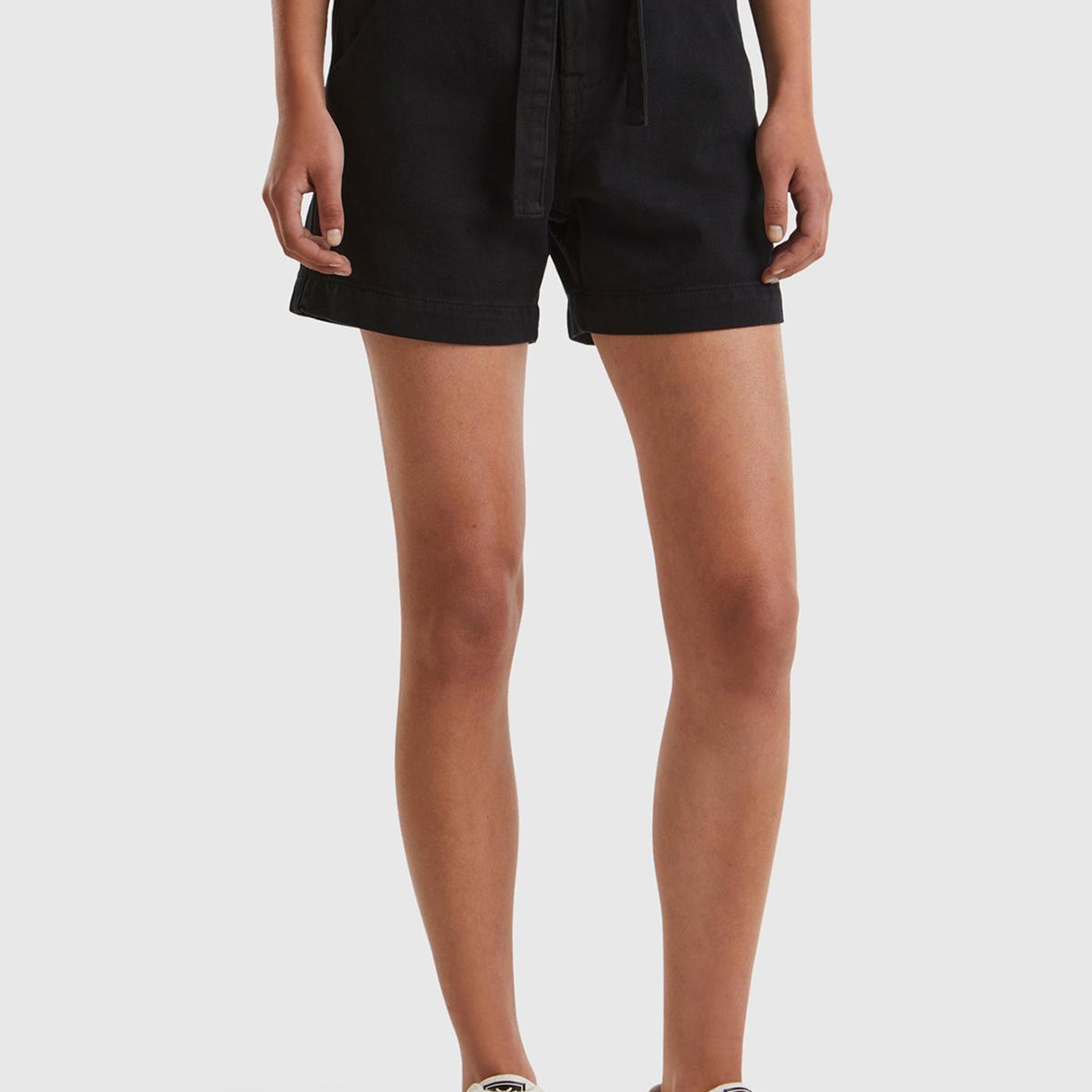 Kadın Siyah %100 Pamuk 2 Cepli Kemer Detaylı Beli Büzgülü Bermuda Şort