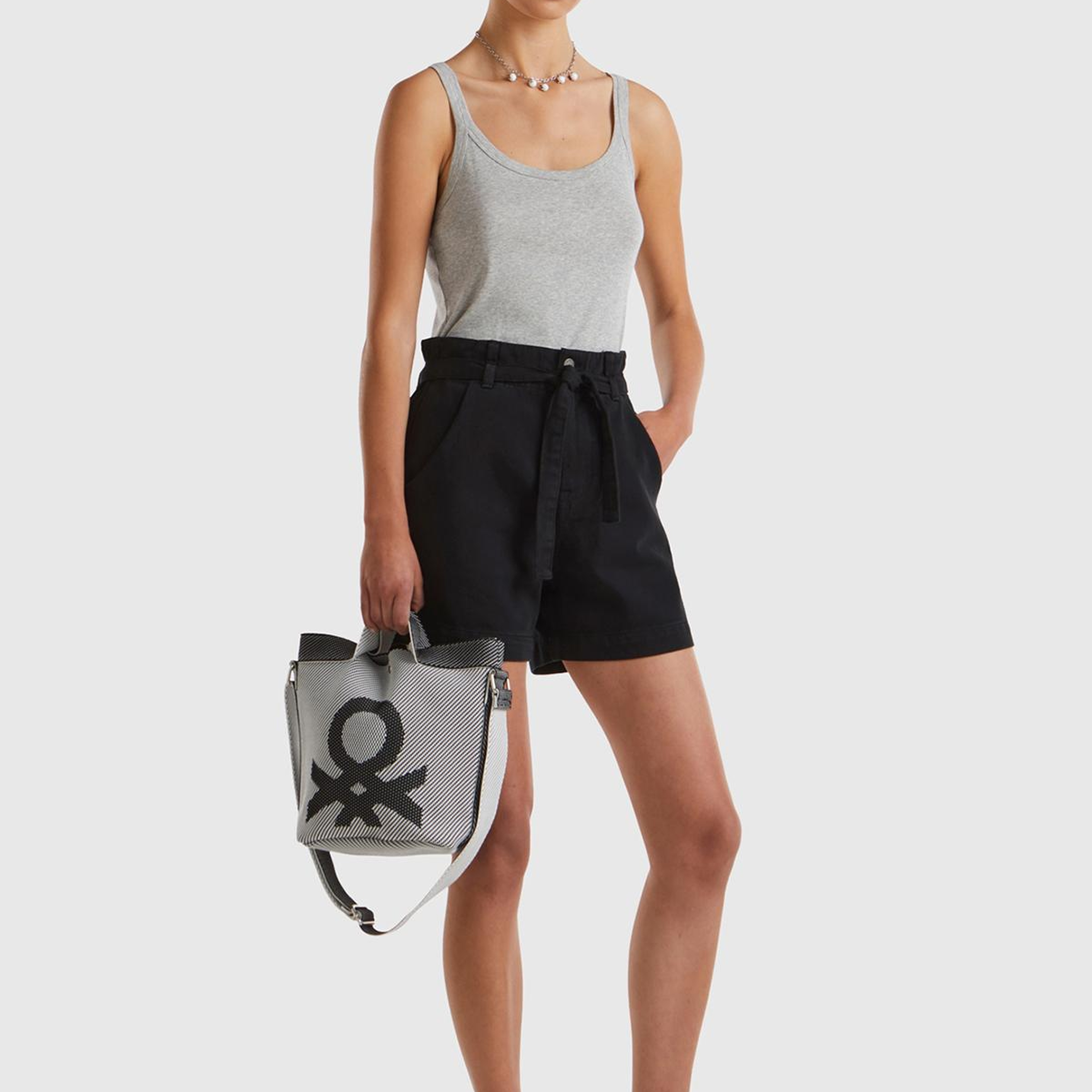 Kadın Siyah %100 Pamuk 2 Cepli Kemer Detaylı Beli Büzgülü Bermuda Şort