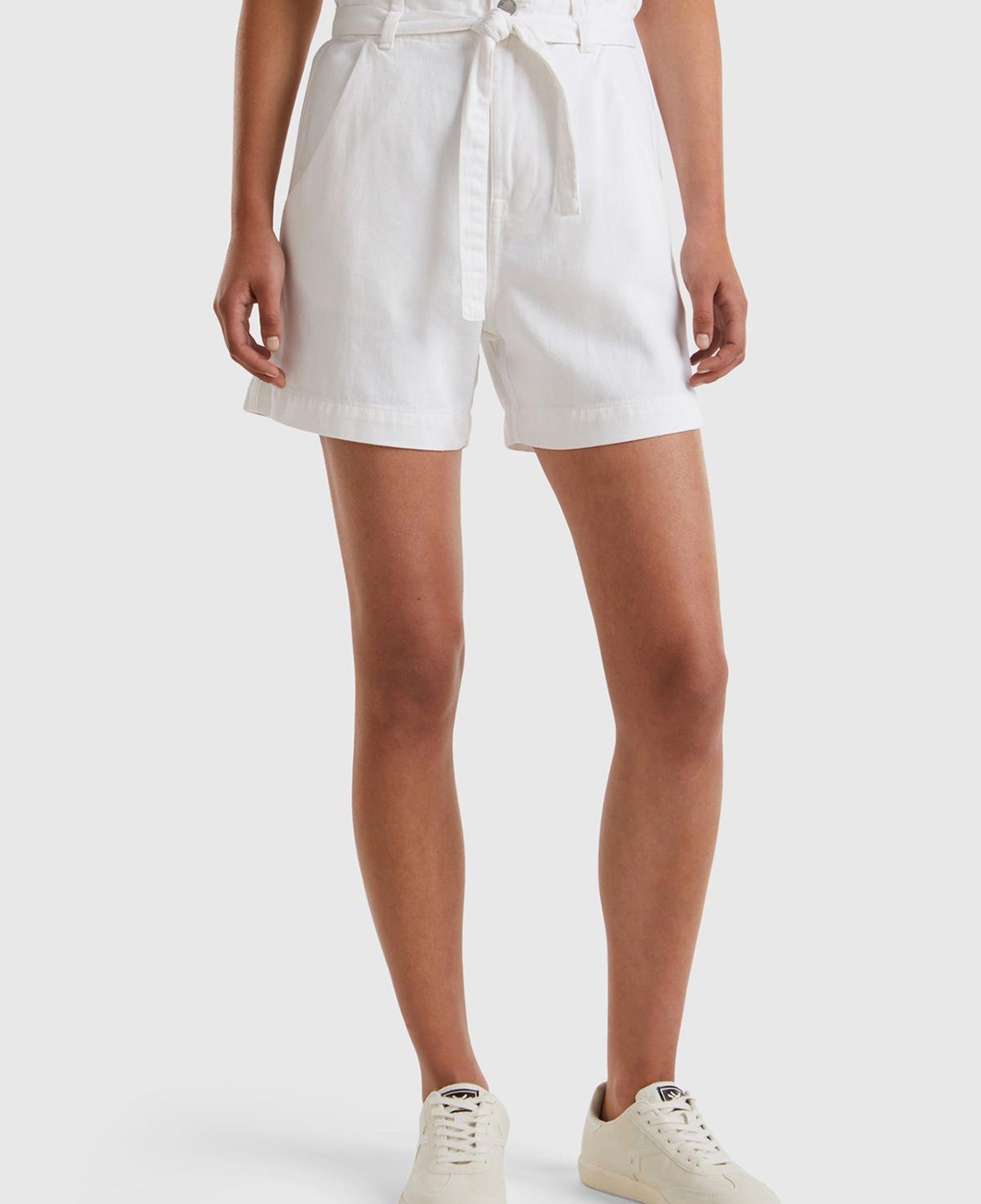 Kadın Beyaz %100 Pamuk 2 Cepli Kemer Detaylı Beli Büzgülü Bermuda Şort