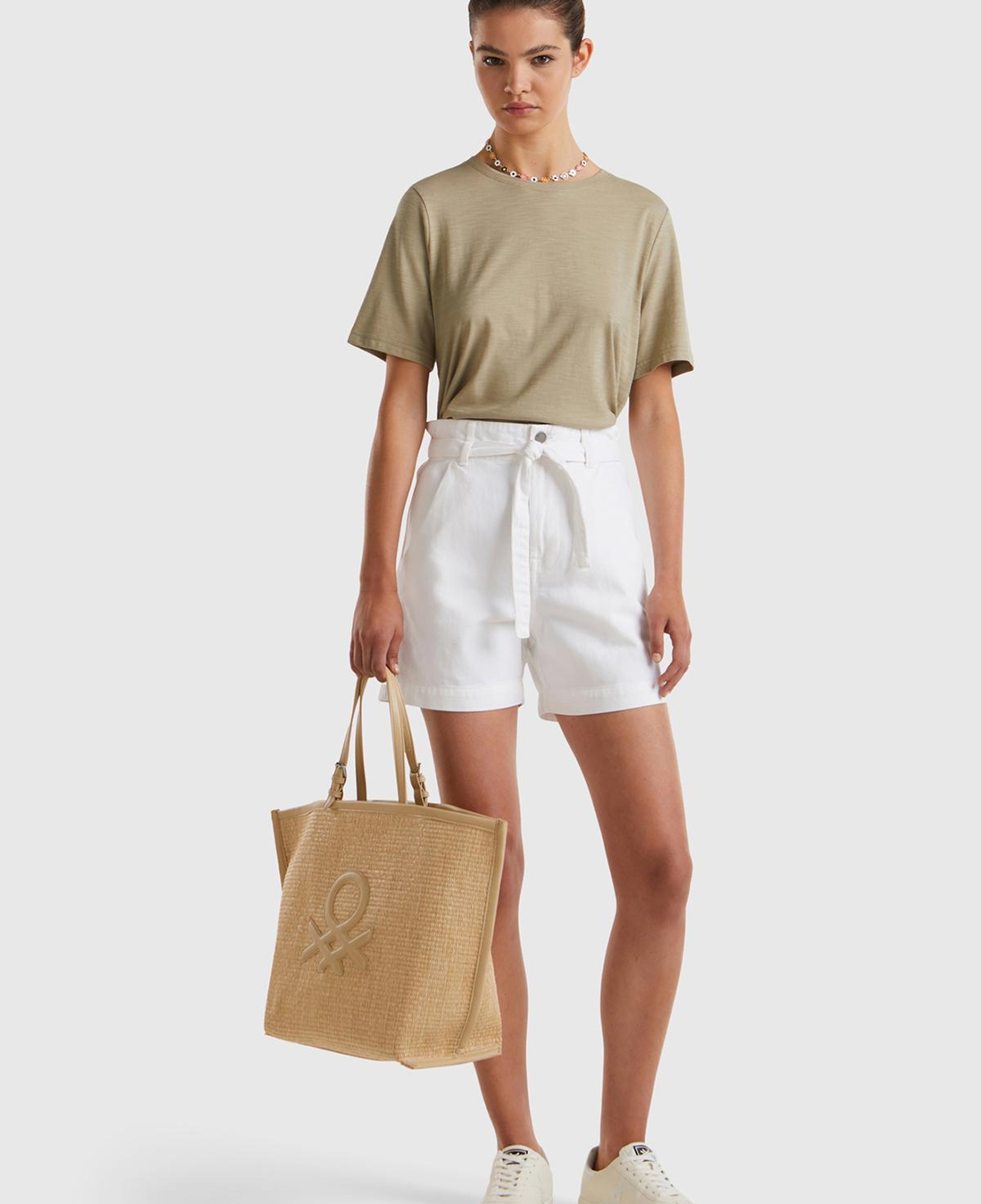 Kadın Beyaz %100 Pamuk 2 Cepli Kemer Detaylı Beli Büzgülü Bermuda Şort