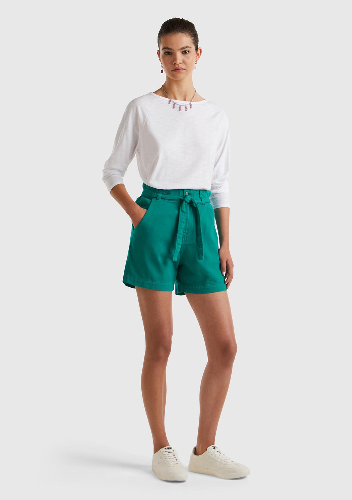 Kadın Petrol Yeşili %100 Pamuk 2 Cepli Kemer Detaylı Beli Büzgülü Bermuda Şort