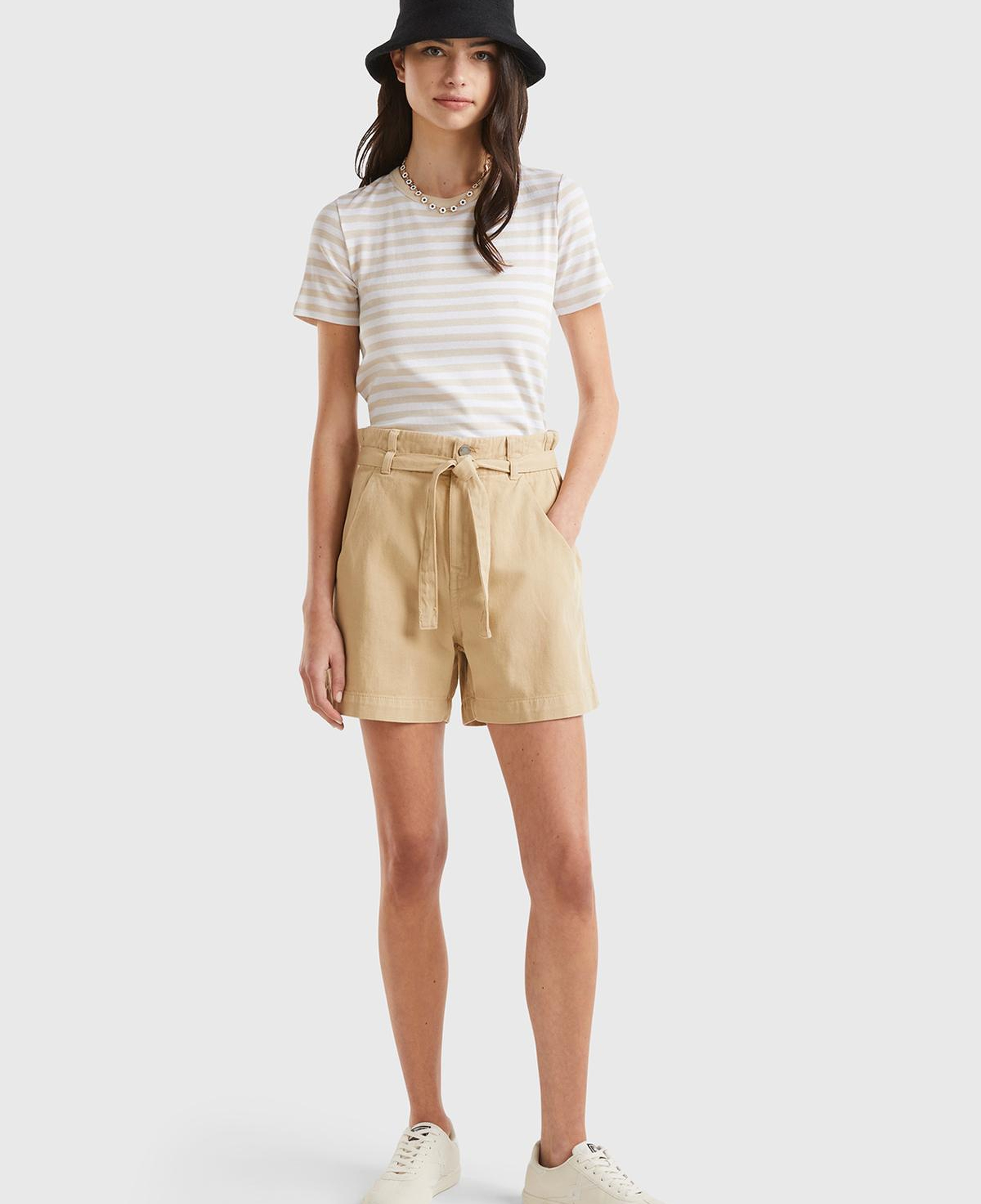 Kadın Bej %100 Pamuk 2 Cepli Kemer Detaylı Beli Büzgülü Bermuda Şort